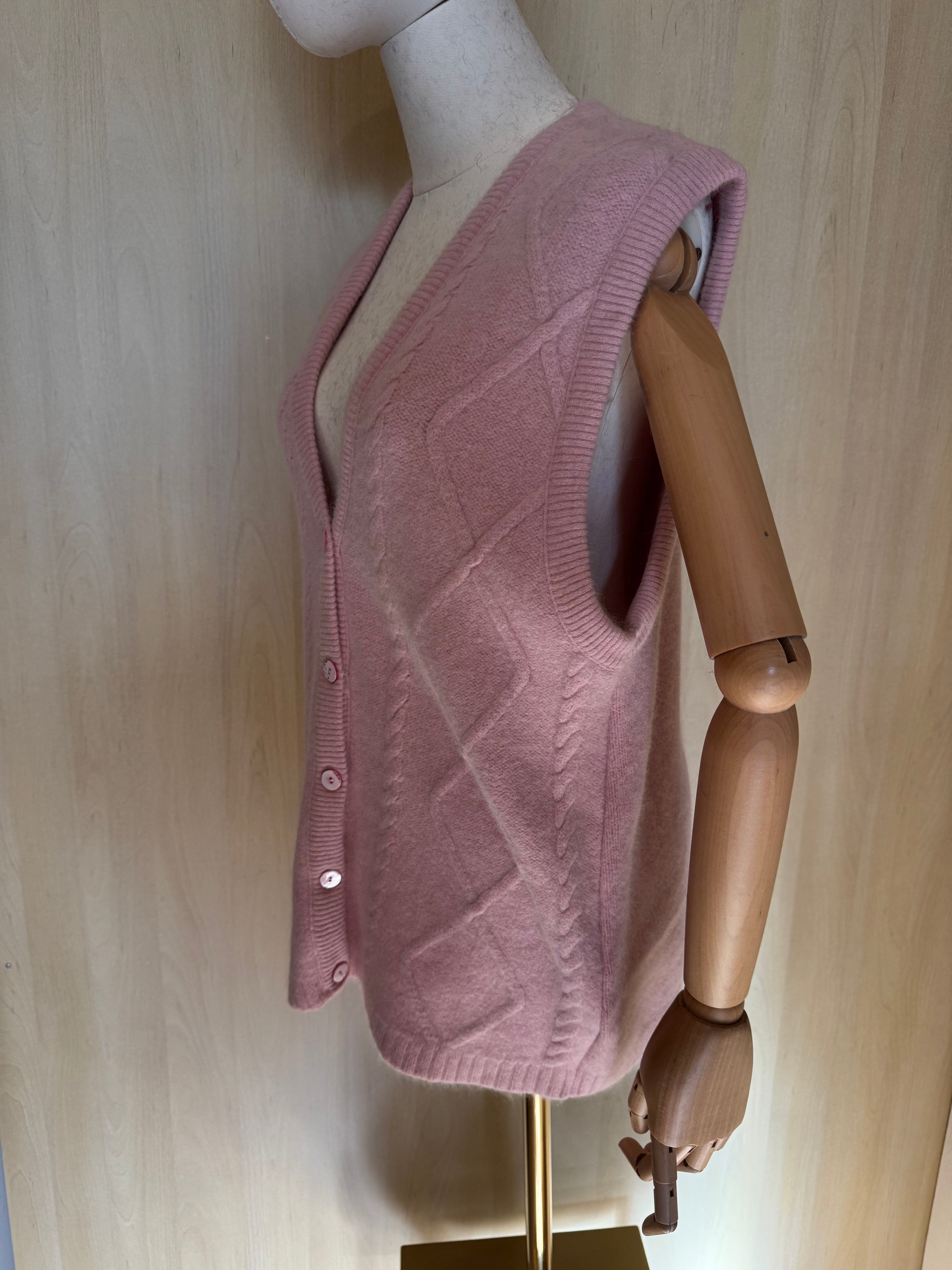Strickweste mit Knöpfen & Zopfmuster in Rosa