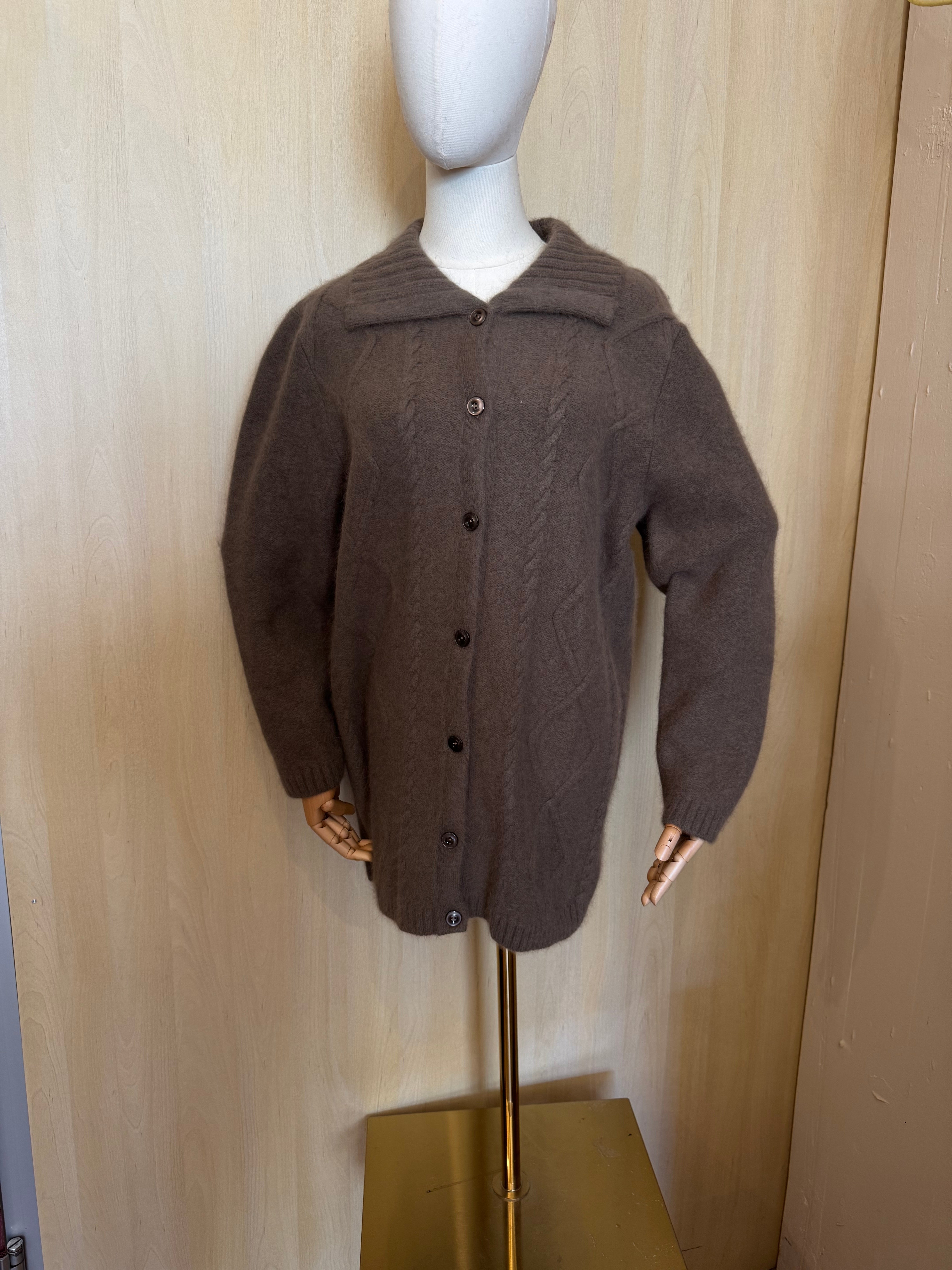Langer Strickcardigan mit Knöpfen & Kragen in Haselnuss/Braun