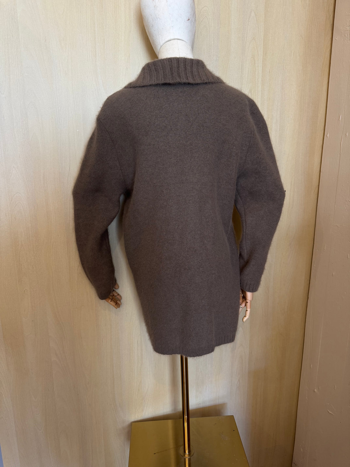 Langer Strickcardigan mit Knöpfen & Kragen in Haselnuss/Braun