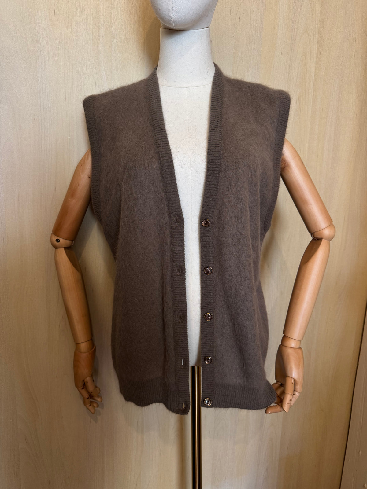 Klassische Strickweste in Muskat/Braun mit V-Ausschnitt