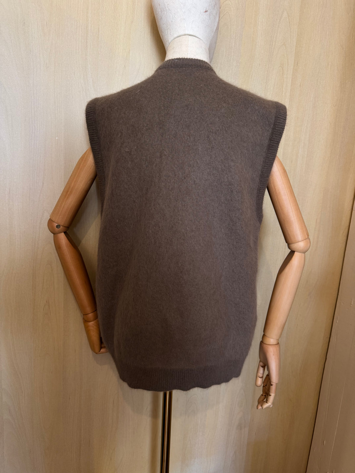 Klassische Strickweste in Muskat/Braun mit V-Ausschnitt