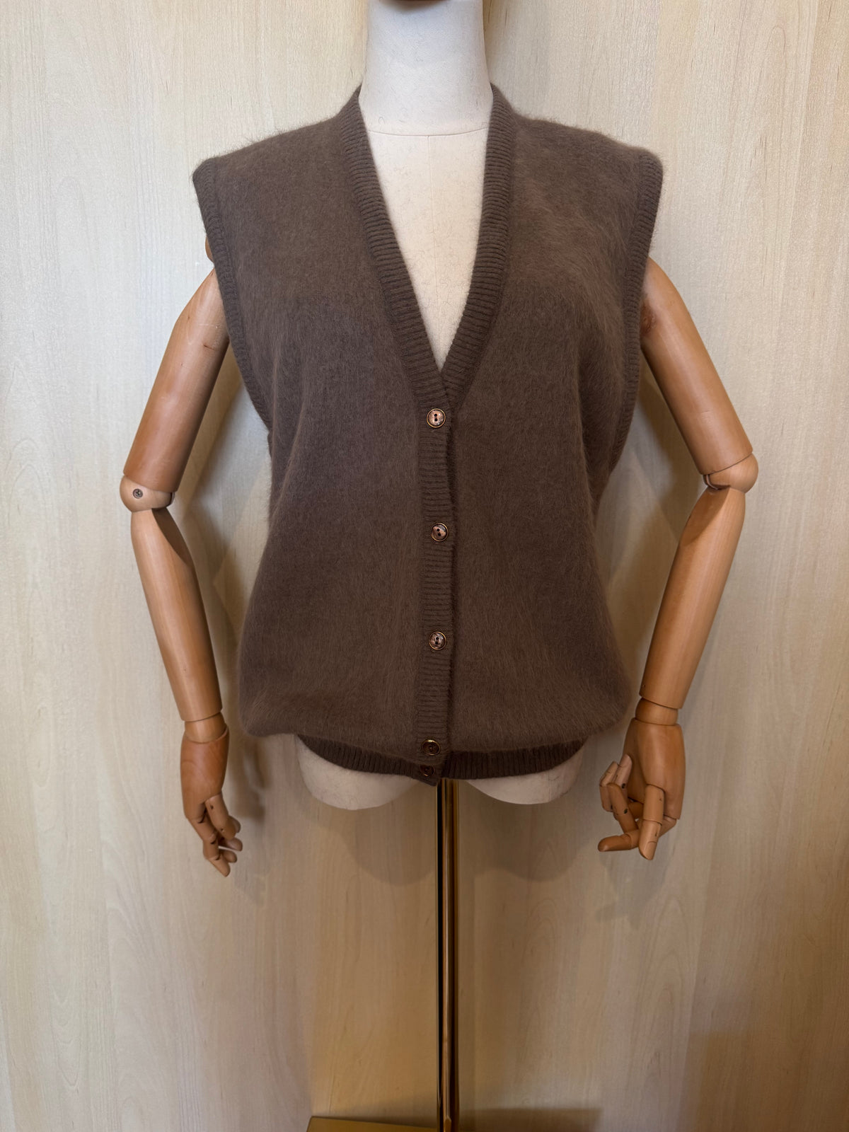 Klassische Strickweste in Muskat/Braun mit V-Ausschnitt