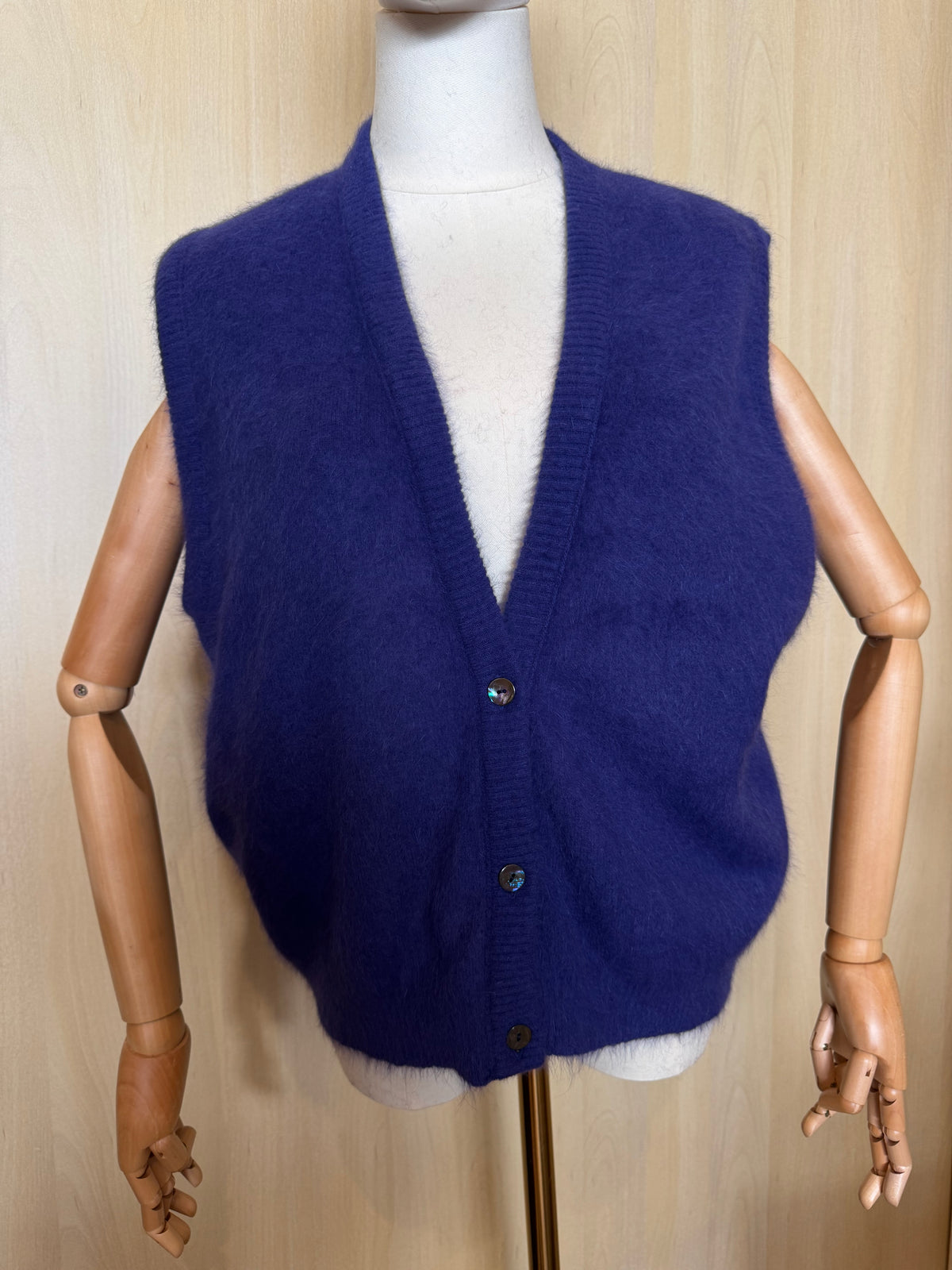 Klassische Strickweste mit Knöpfen & V-Ausschnitt in Aubergine