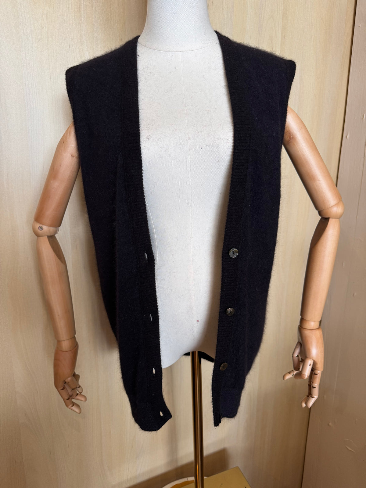 Klassische Strickweste mit Knöpfen & V-Ausschnitt in Schwarz