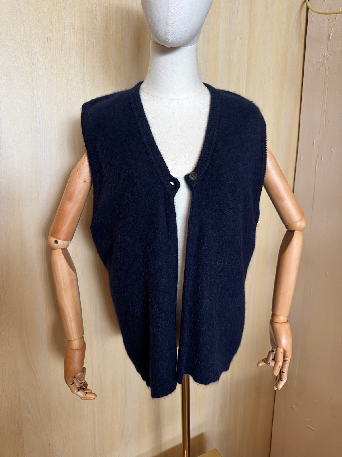 Eleganter Strickpullunder mit Knopf & V-Ausschnitt in Marine