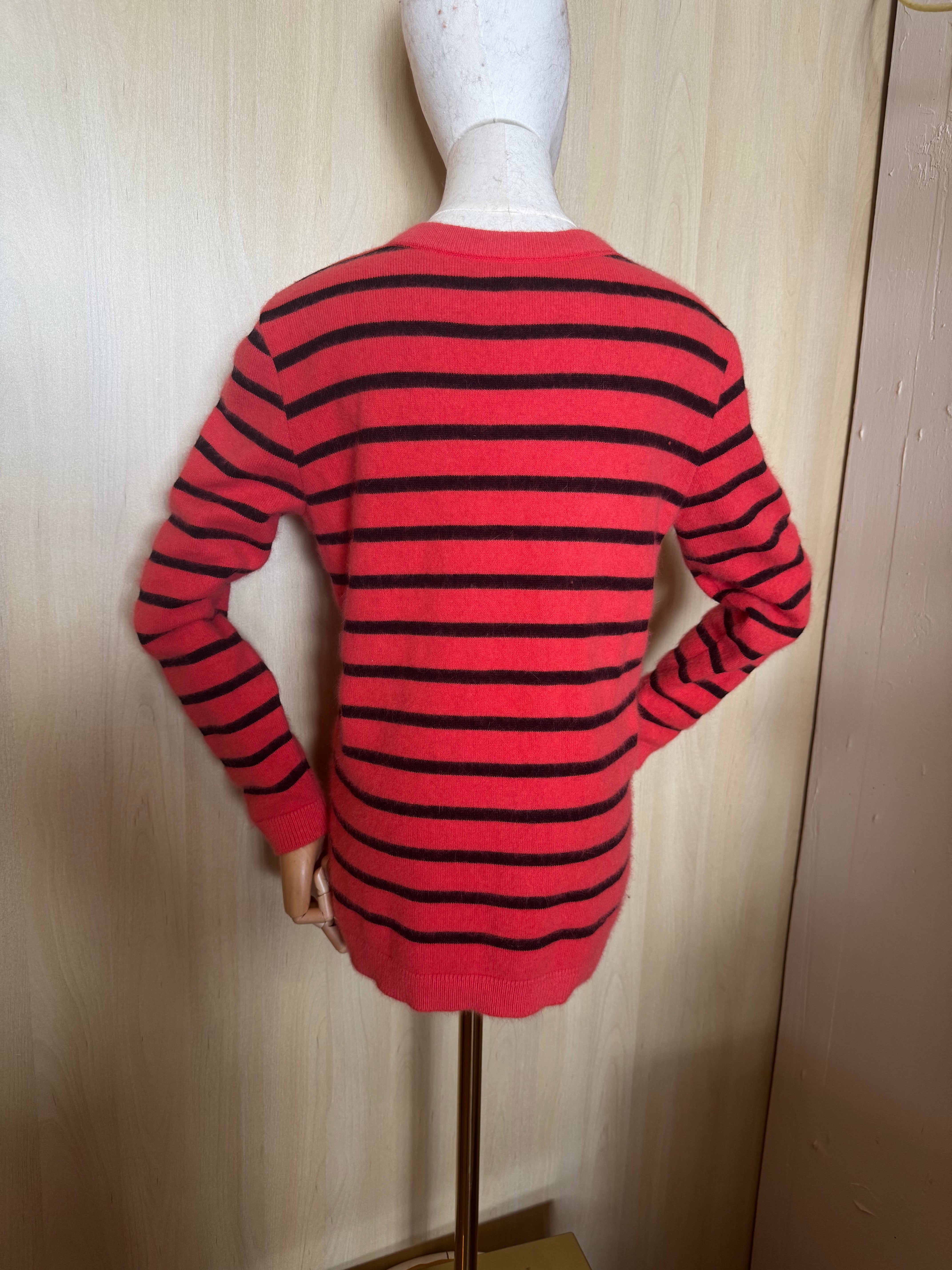 Gestreifter Strickpullover mit V-Ausschnitt in Koralle / Schwarz
