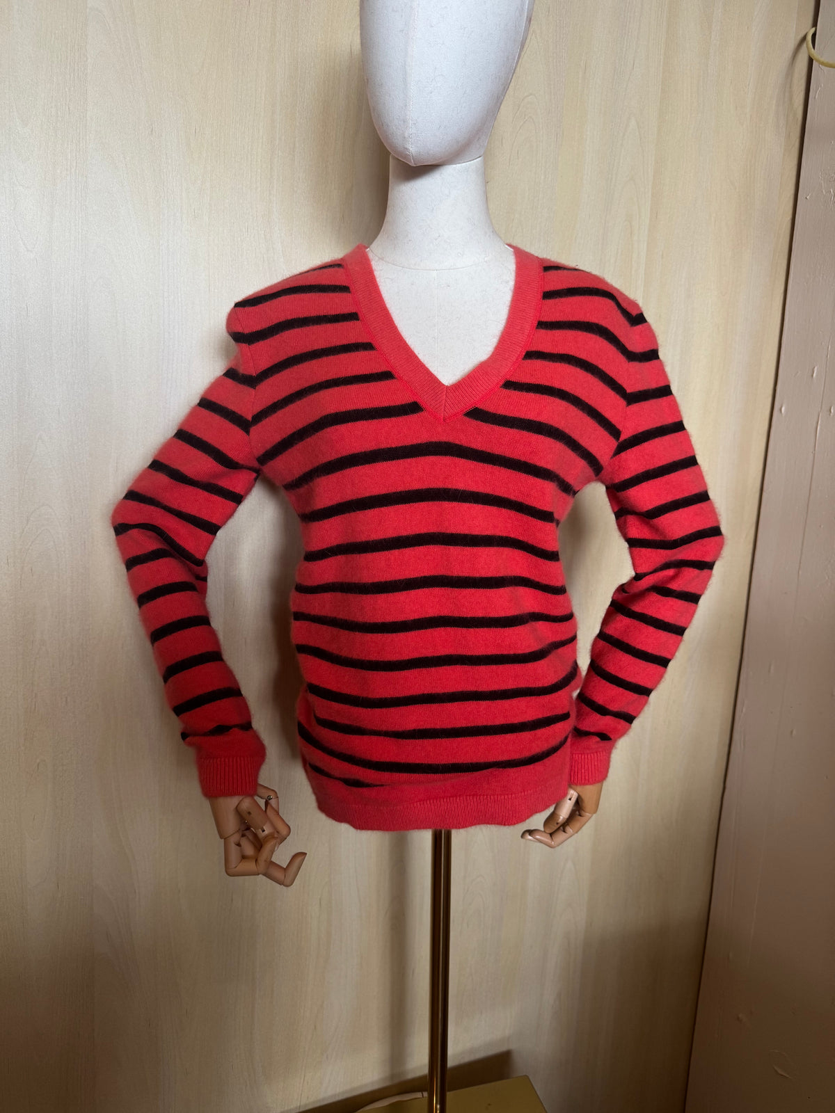 Gestreifter Strickpullover mit V-Ausschnitt in Koralle / Schwarz