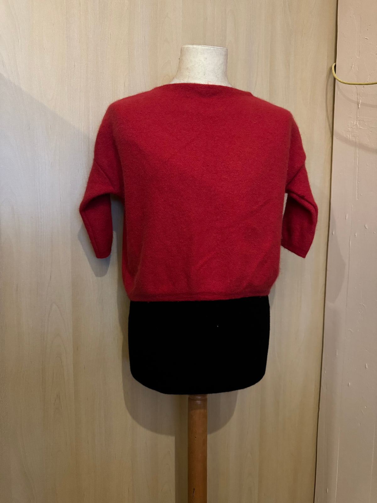 Eleganter Kurzpullover mit U-Boot-Ausschnitt und 3/4-Ärmeln in Rot