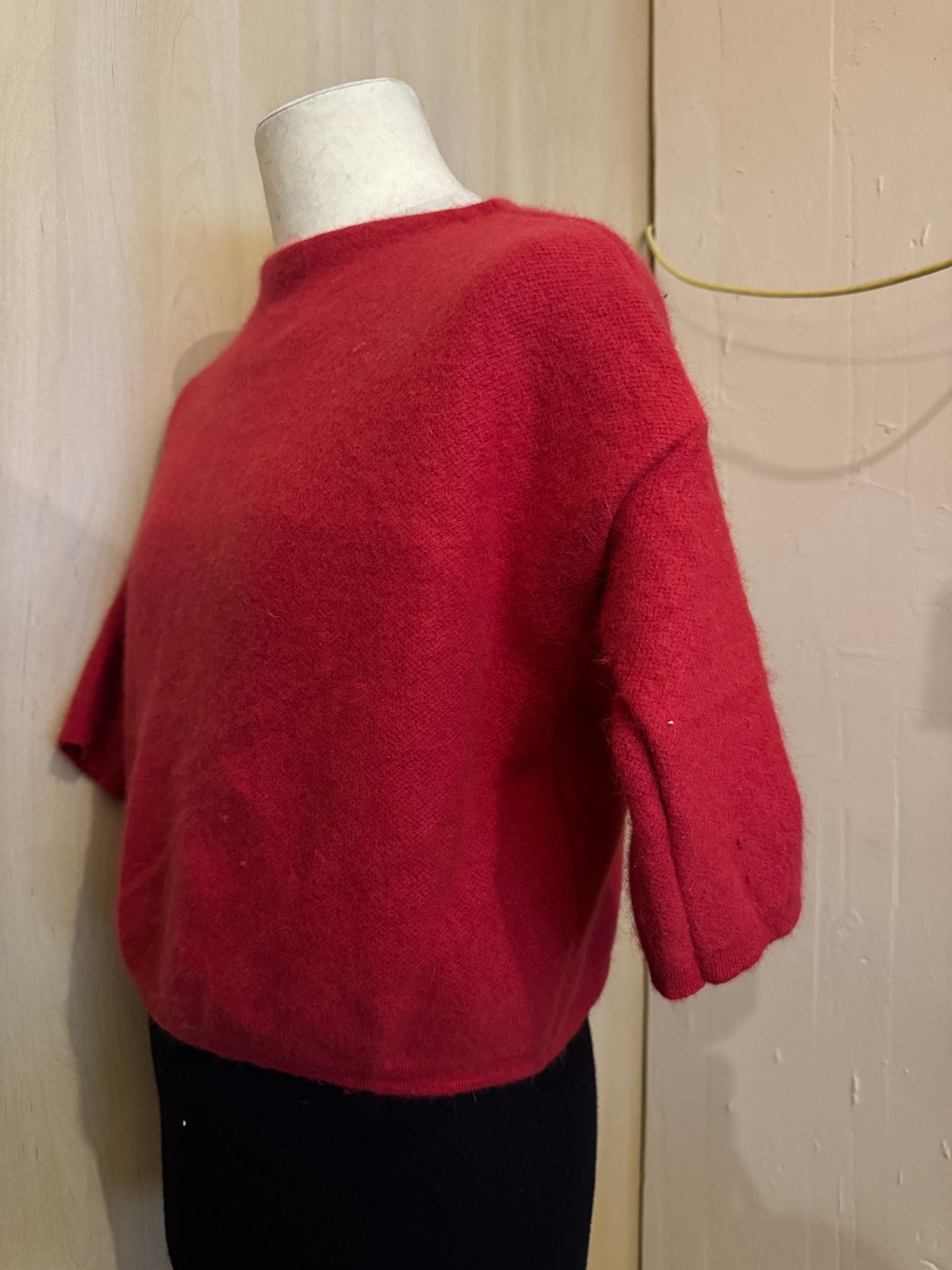 Eleganter Kurzpullover mit U-Boot-Ausschnitt und 3/4-Ärmeln in Rot