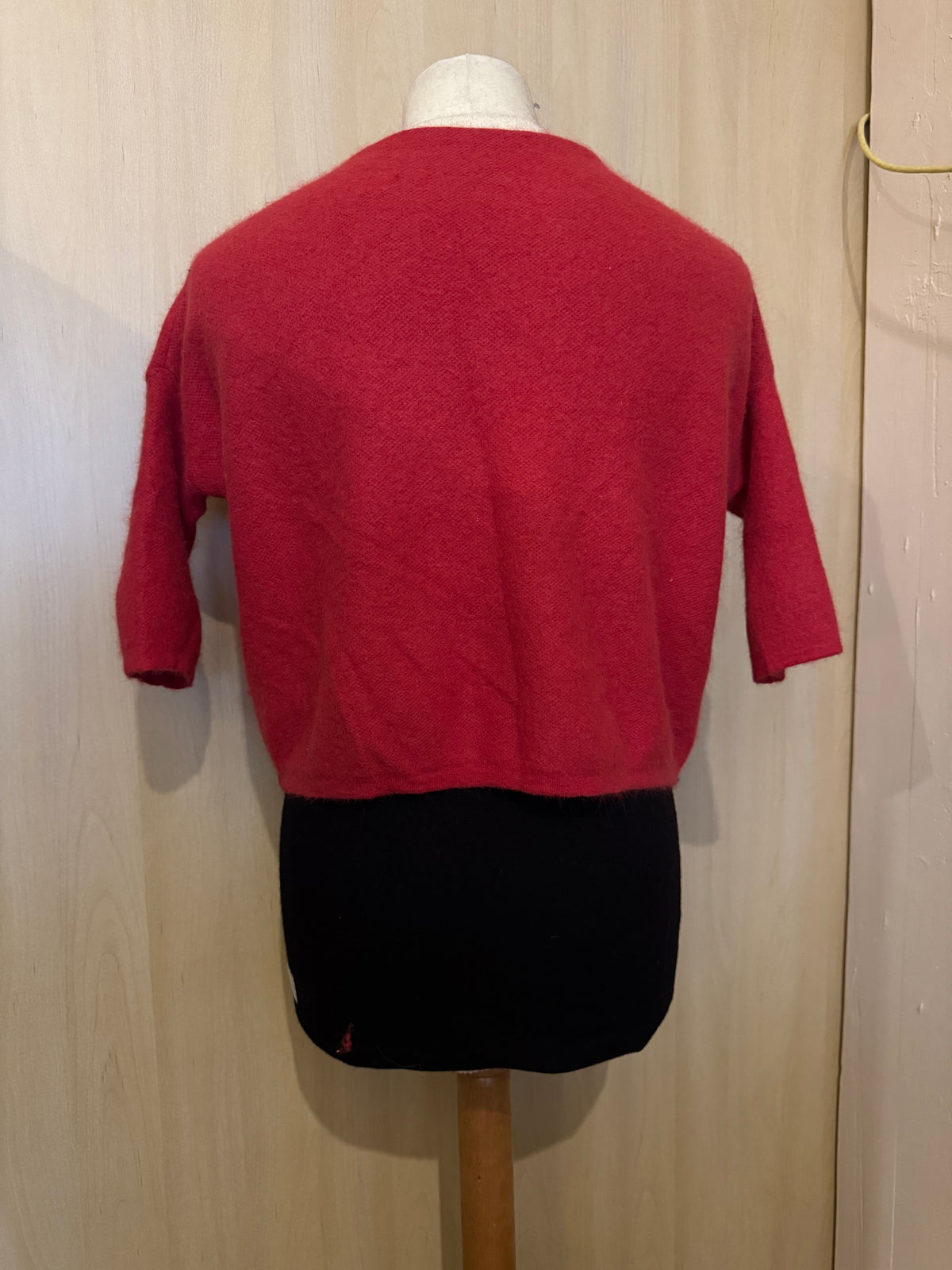 Eleganter Kurzpullover mit U-Boot-Ausschnitt und 3/4-Ärmeln in Rot