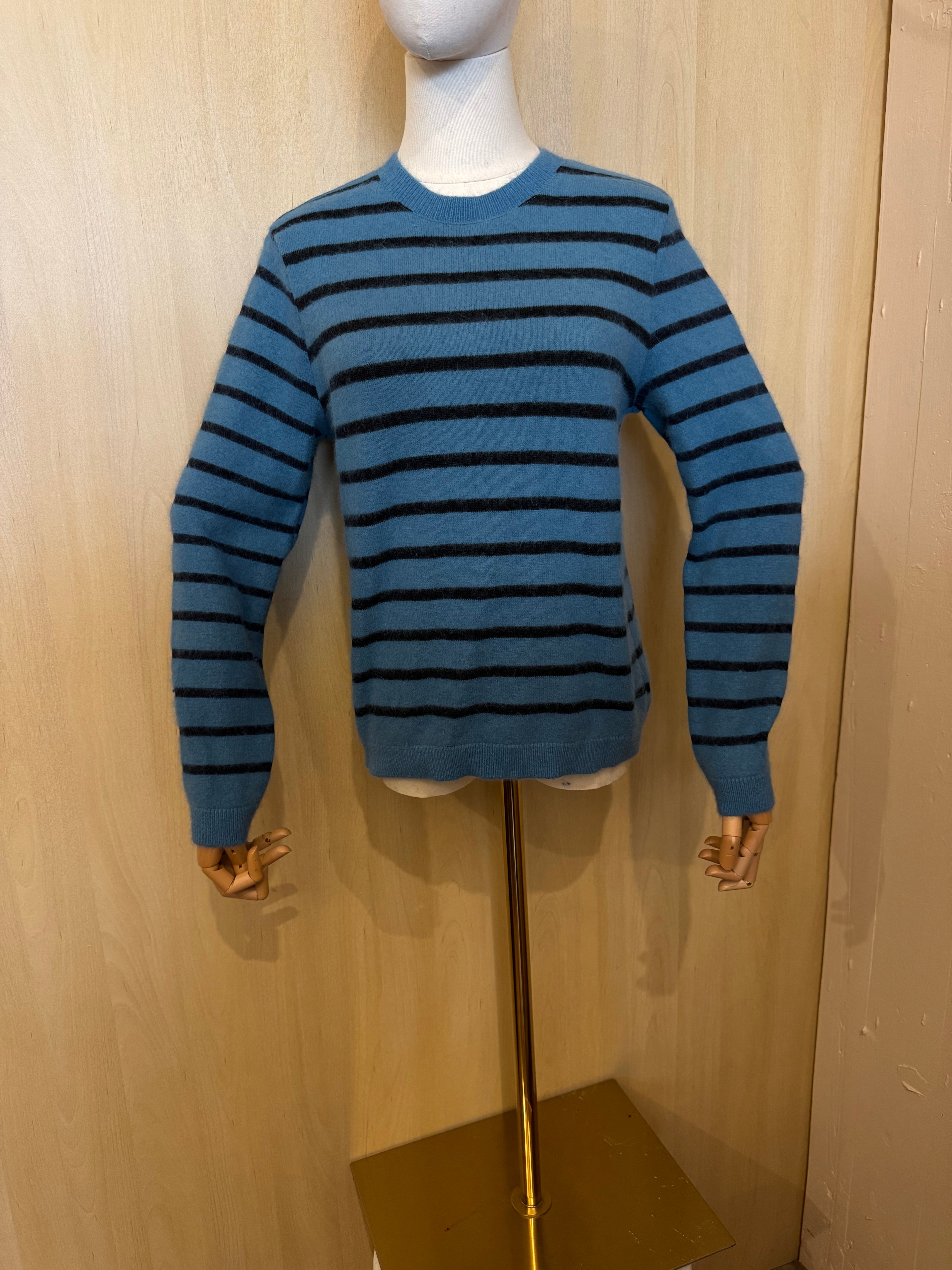 Gestreifter Strickpullover mit Rundhalsausschnitt in Taubenblau / Schwarz
