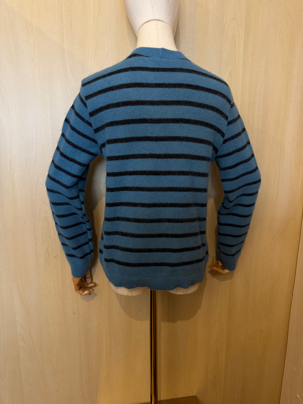 Gestreifter Strickpullover mit Rundhalsausschnitt in Taubenblau / Schwarz