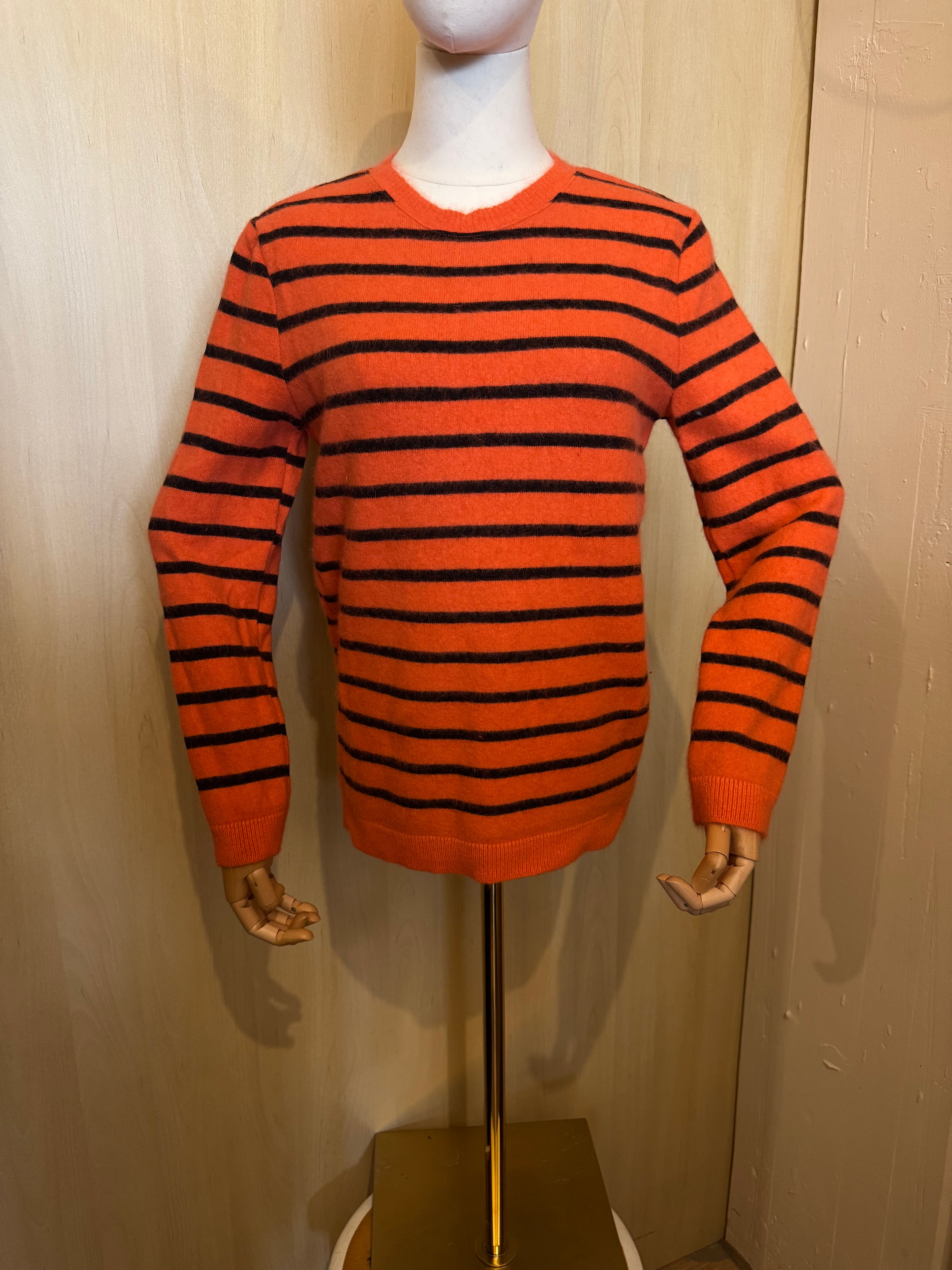 Gestreifter Strickpullover mit Rundhalsausschnitt in Orange / Schwarz