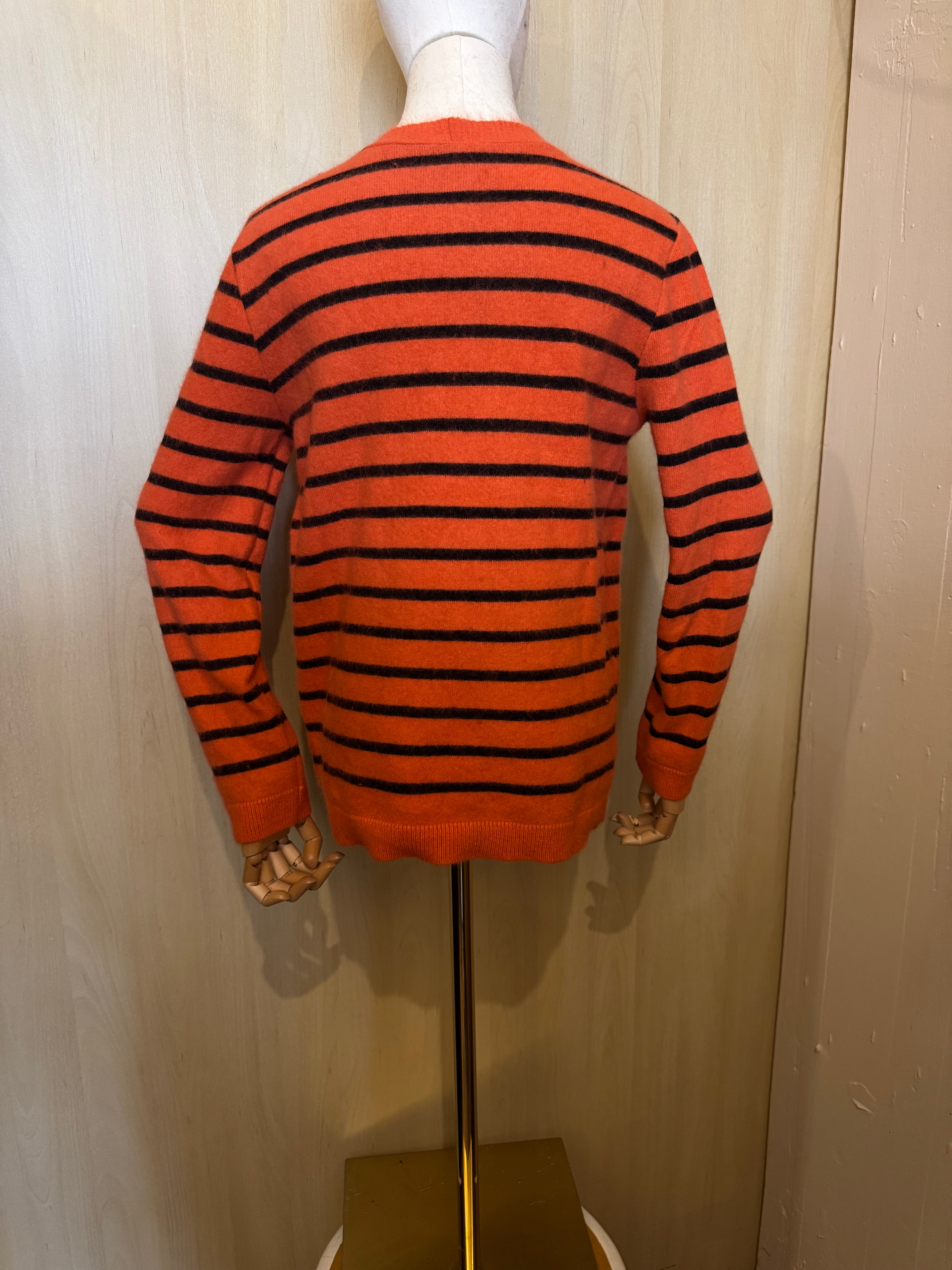 Gestreifter Strickpullover mit Rundhalsausschnitt in Orange / Schwarz