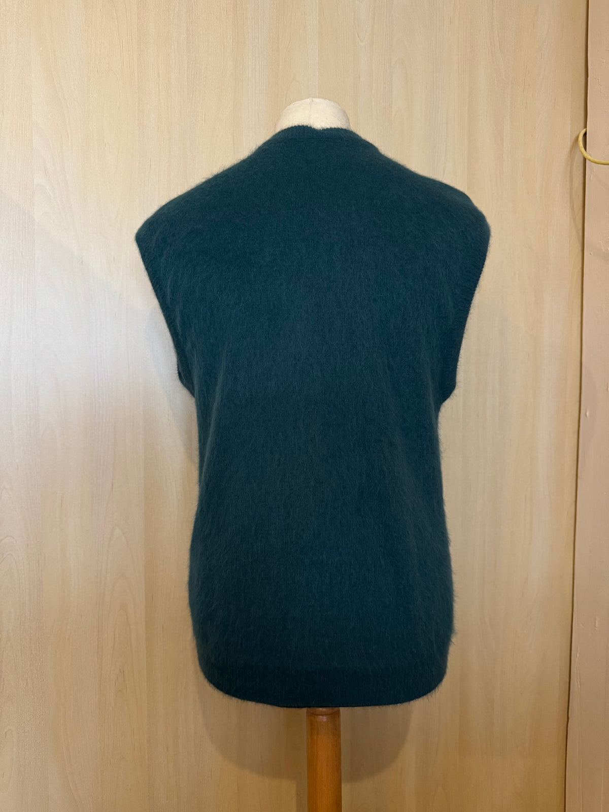 Flauschige Strickweste mit Knöpfen und V-Ausschnitt in Petrol