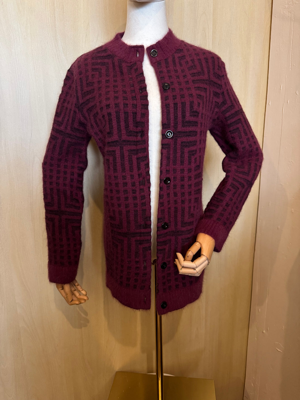 Eleganter Cardigan mit geometrischem Labyrinth-Muster mit Knopfleiste in Bordeaux