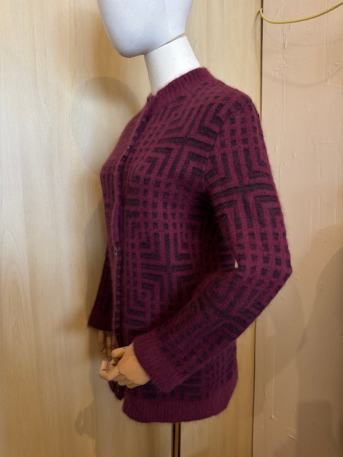 Eleganter Cardigan mit geometrischem Labyrinth-Muster mit Knopfleiste in Bordeaux