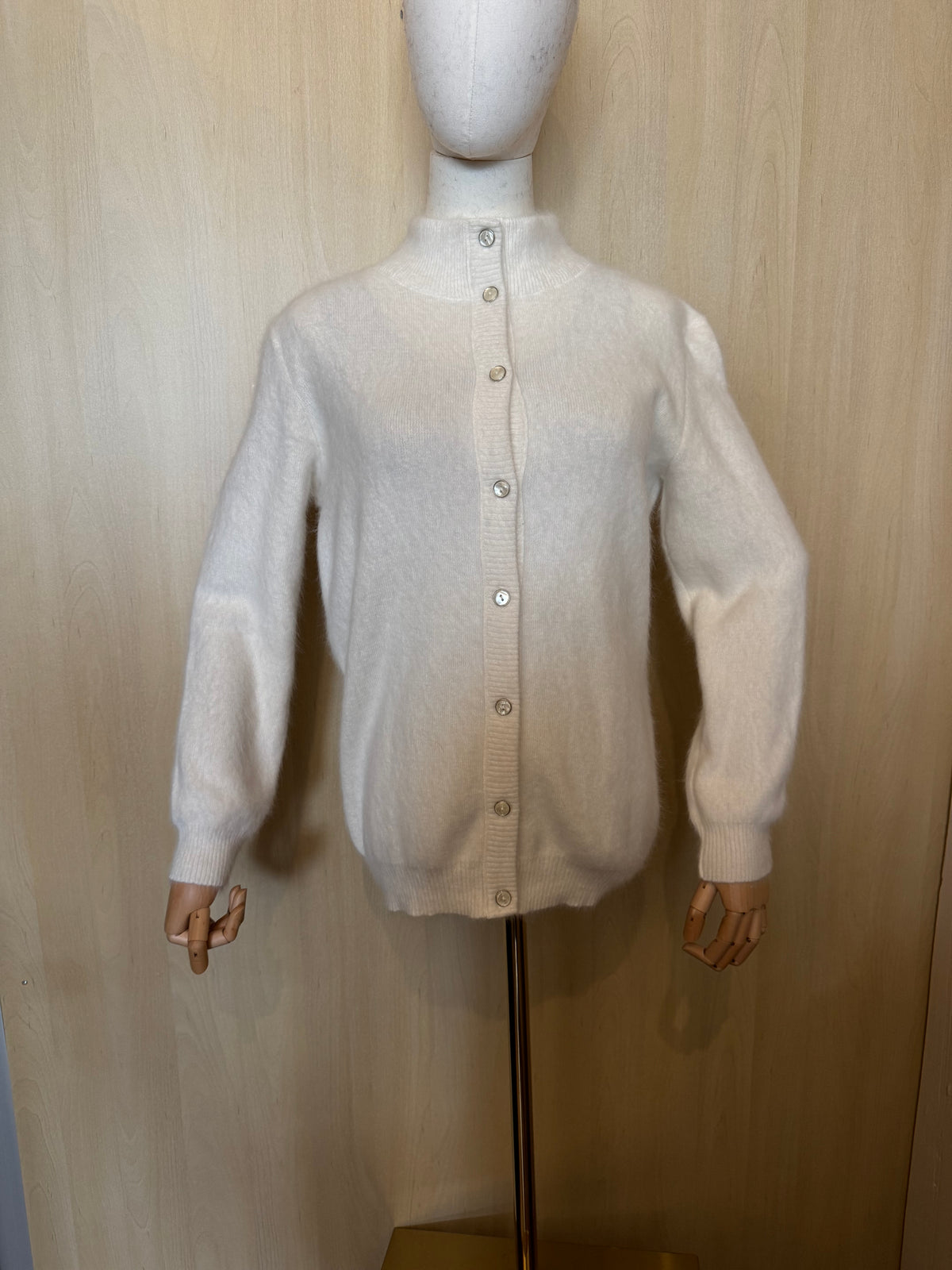 Flauschige Strickjacke mit Knöpfen und Stehkragen in Naturweiß