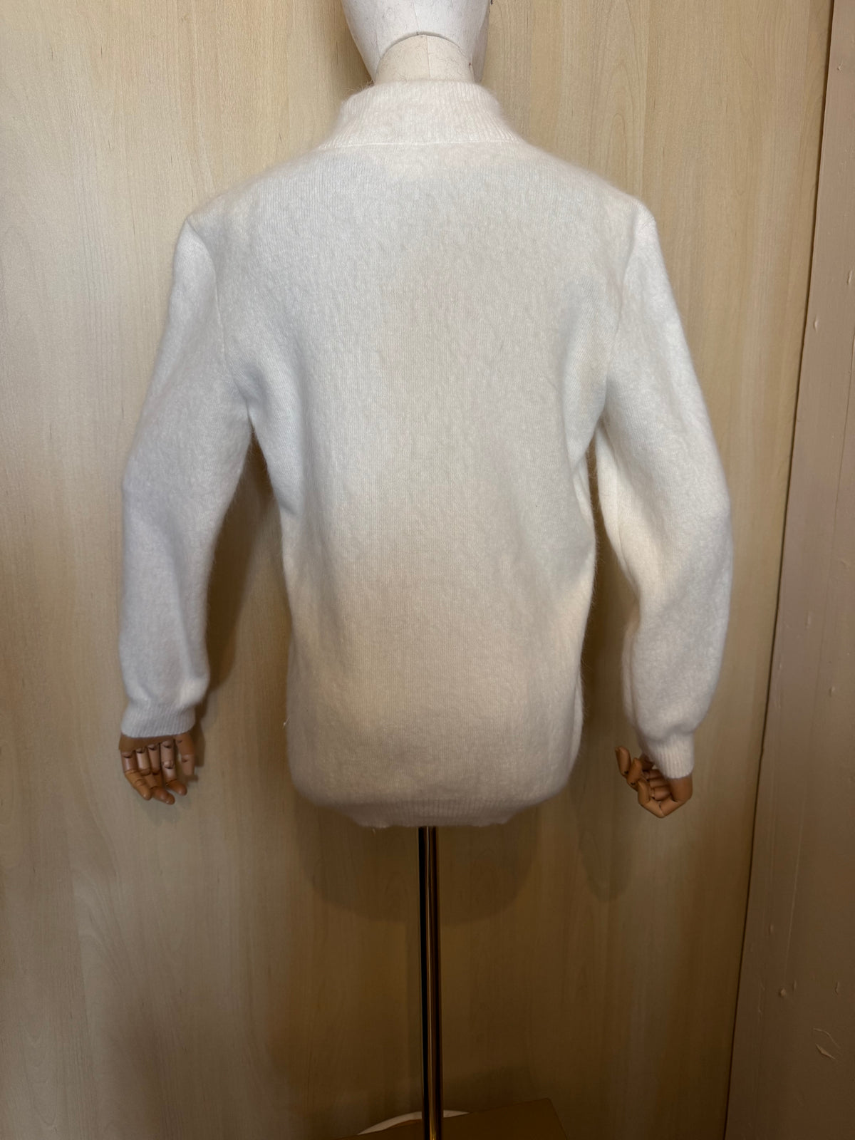 Flauschige Strickjacke mit Knöpfen und Stehkragen in Naturweiß