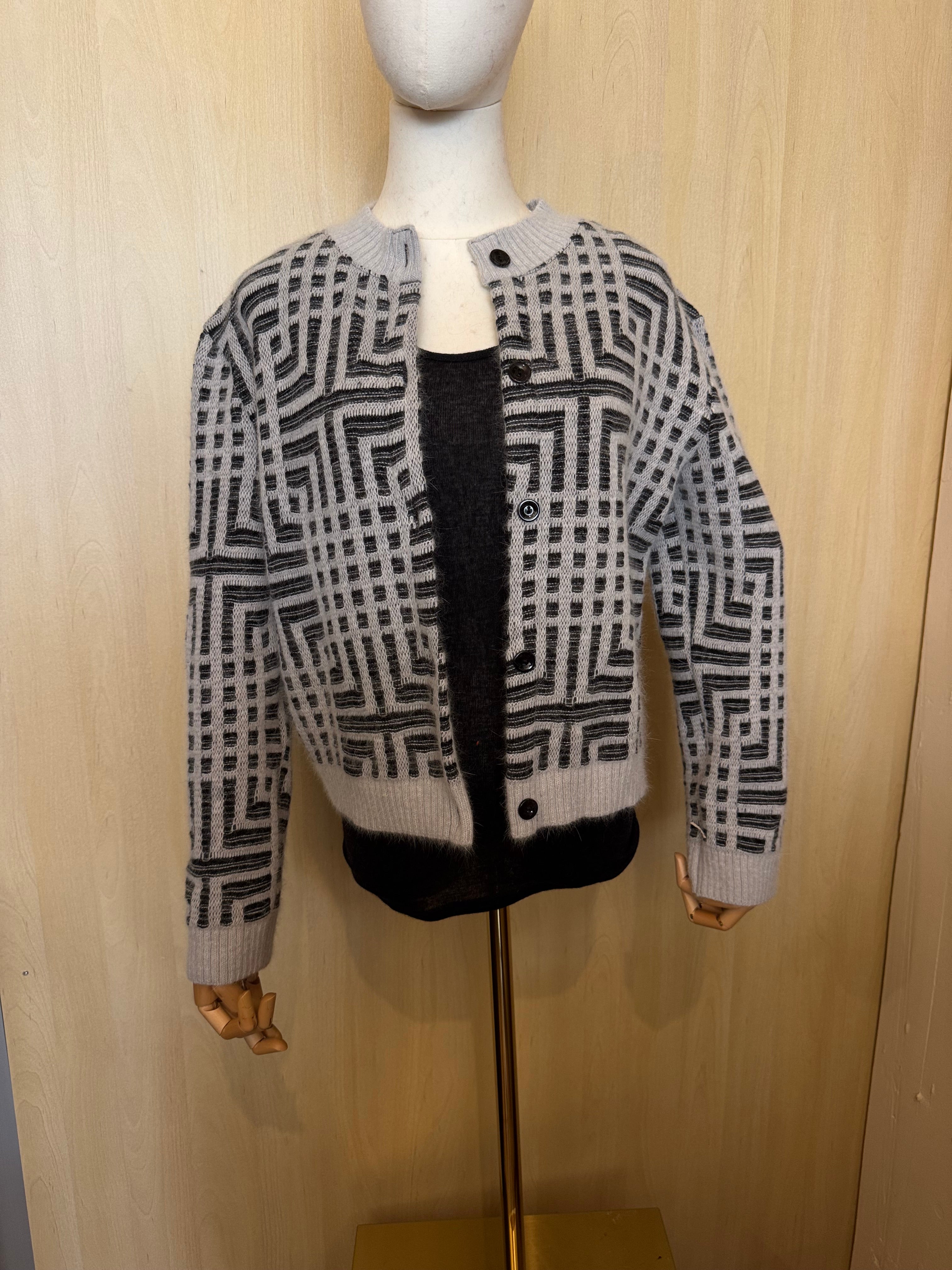 Moderne Strickjacke mit Knöpfen und geometrischem Muster – Hellgrau / Schwarz