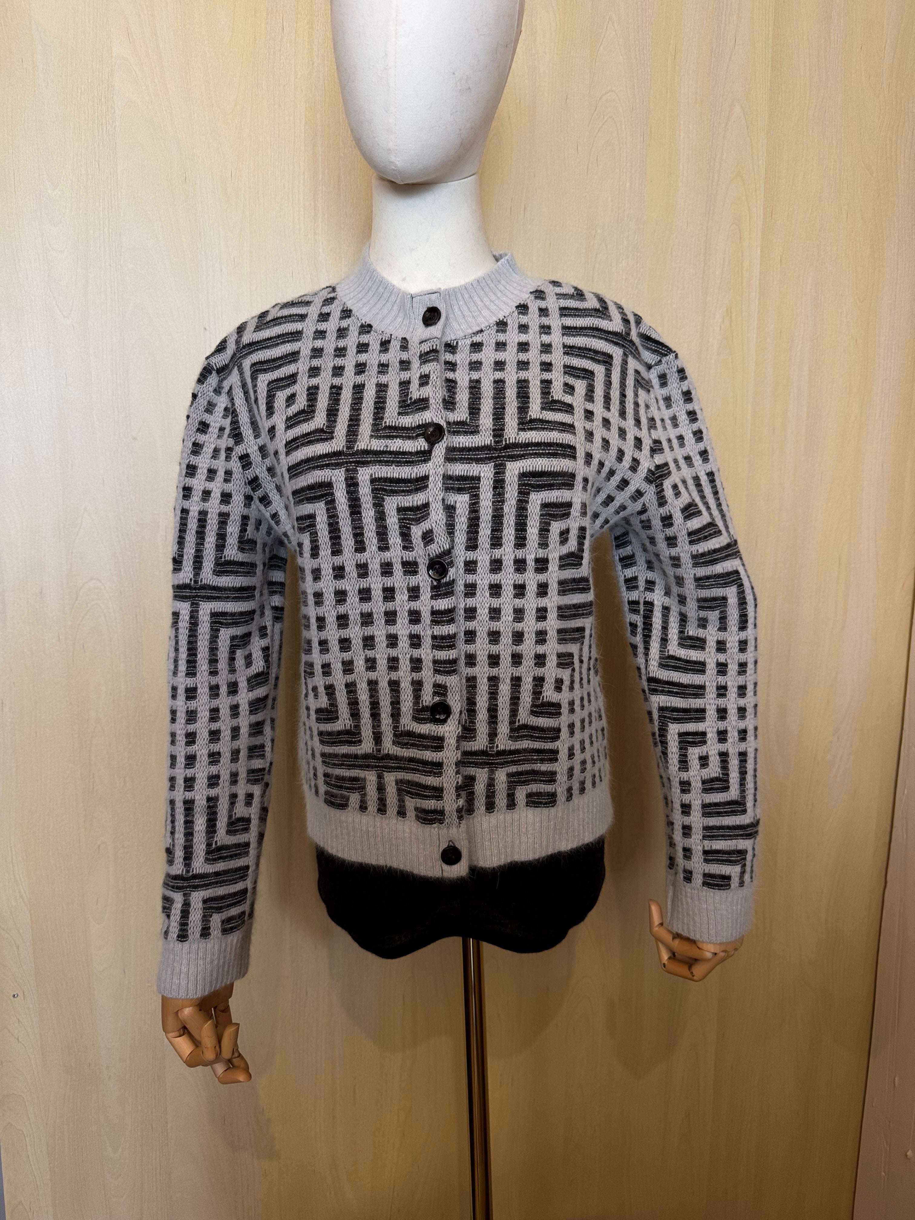 Moderne Strickjacke mit Knöpfen und geometrischem Muster – Hellgrau / Schwarz