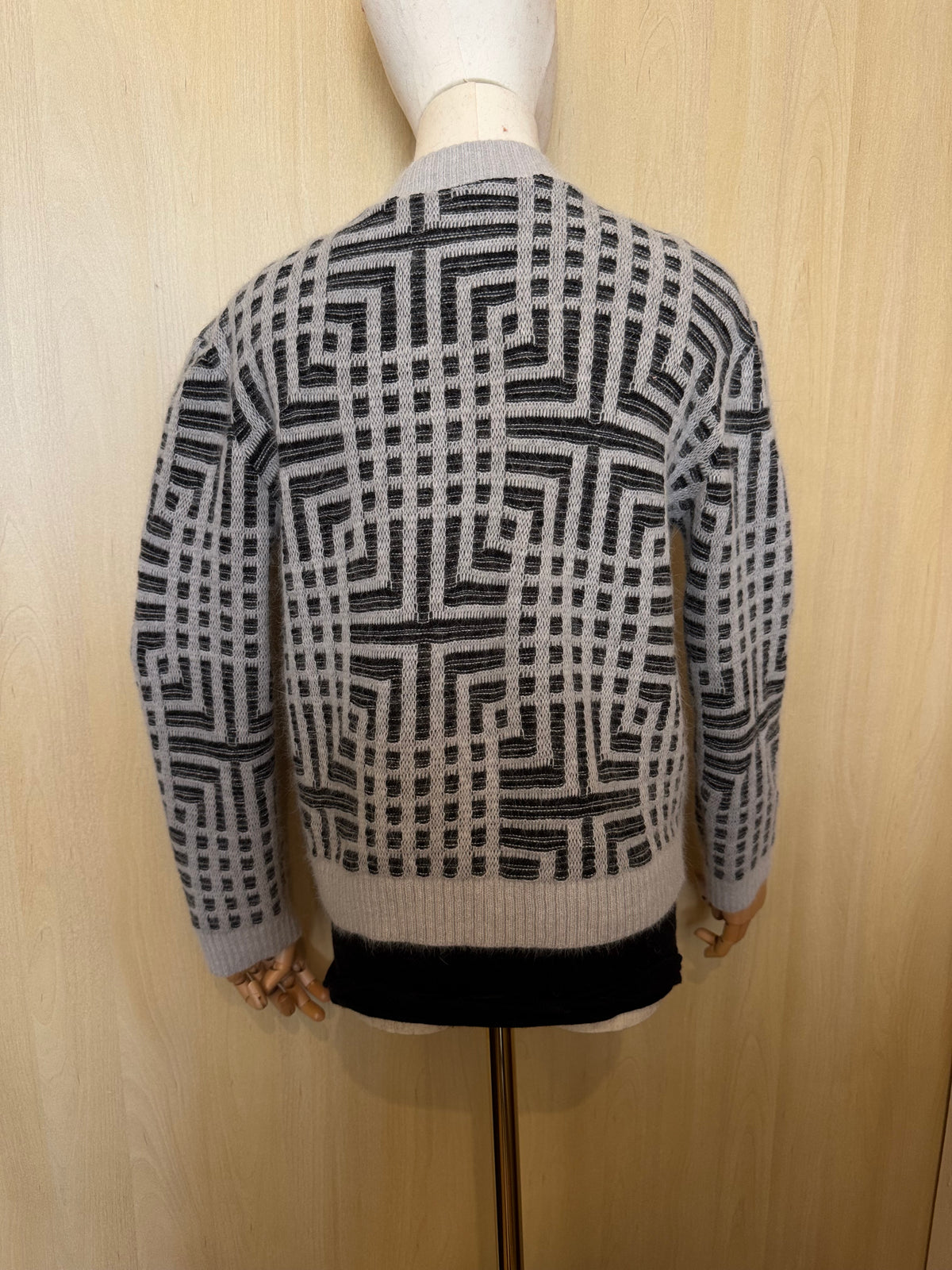 Moderne Strickjacke mit Knöpfen und geometrischem Muster – Hellgrau / Schwarz