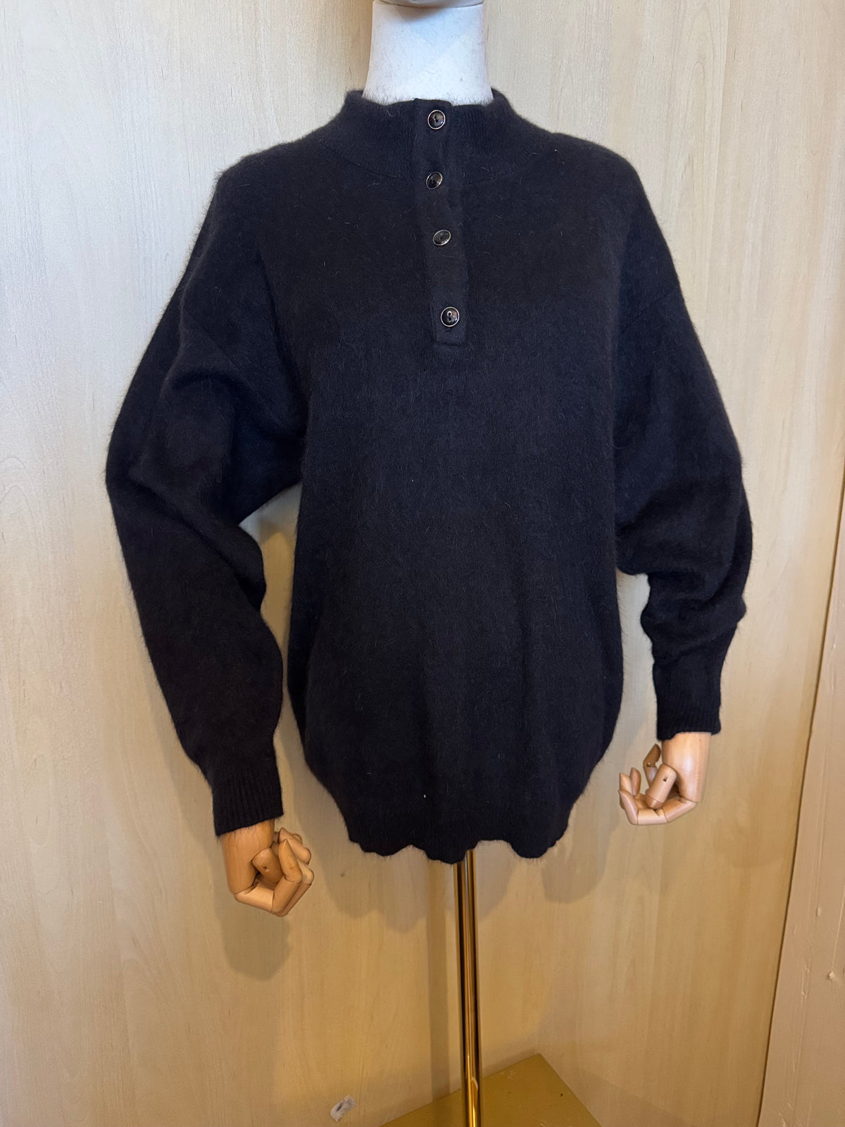 Flauschiger Damen-Strickpullover mit Knopfleiste und Stehkragen – Schwarz