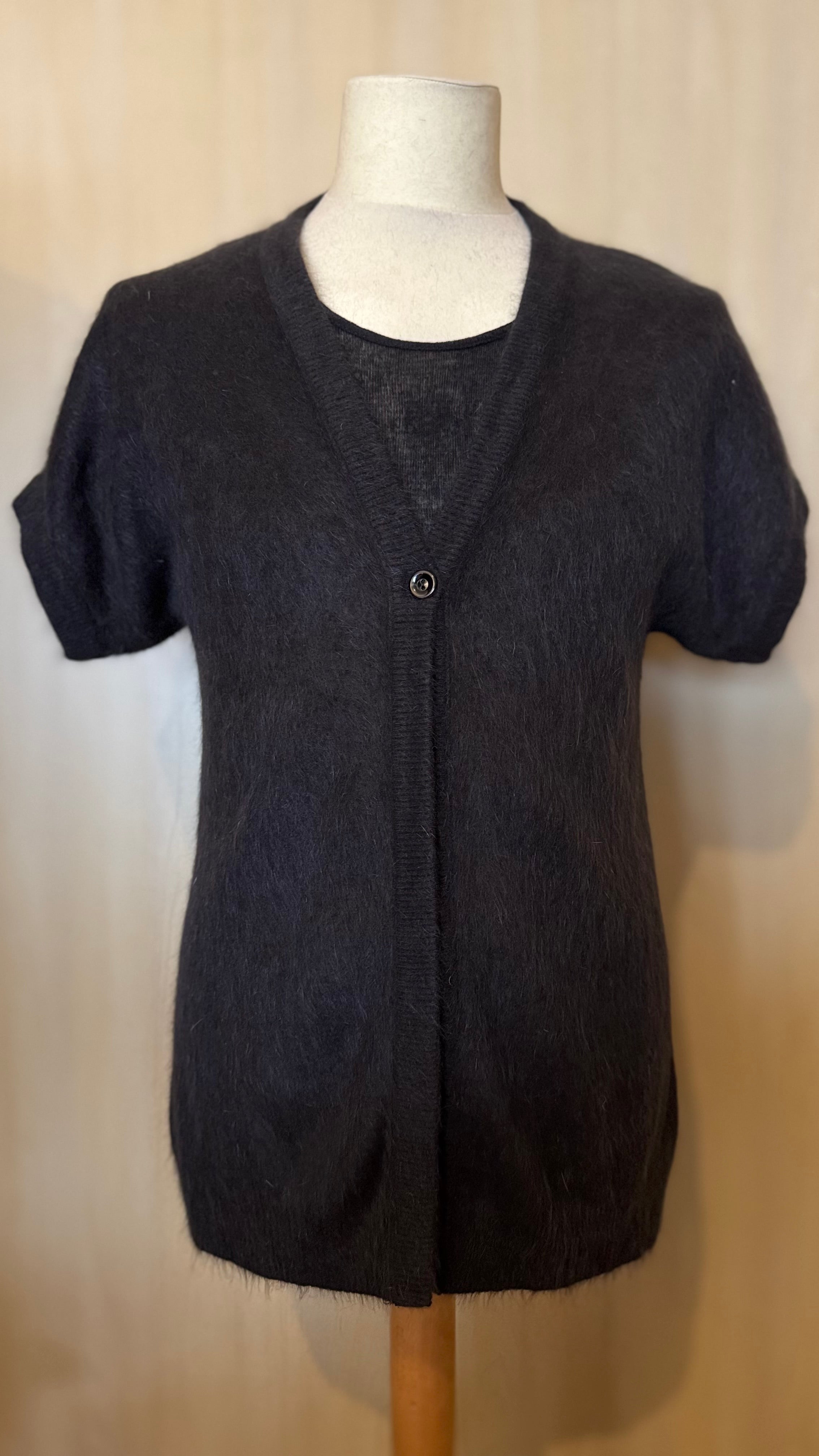 Kurzärmelige Strickjacke mit 1 Knopf und V-Ausschnitt – Schwarz
