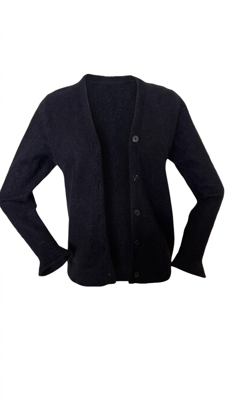 Flauschige Strickjacke mit durchgehender Knopfleiste – Schwarz