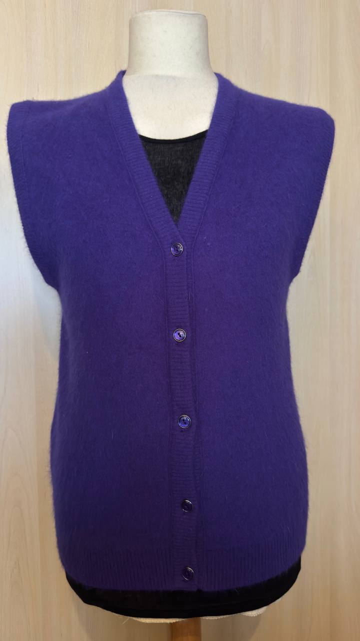 Klassische Strickweste in Aubergine mit V-Ausschnitt