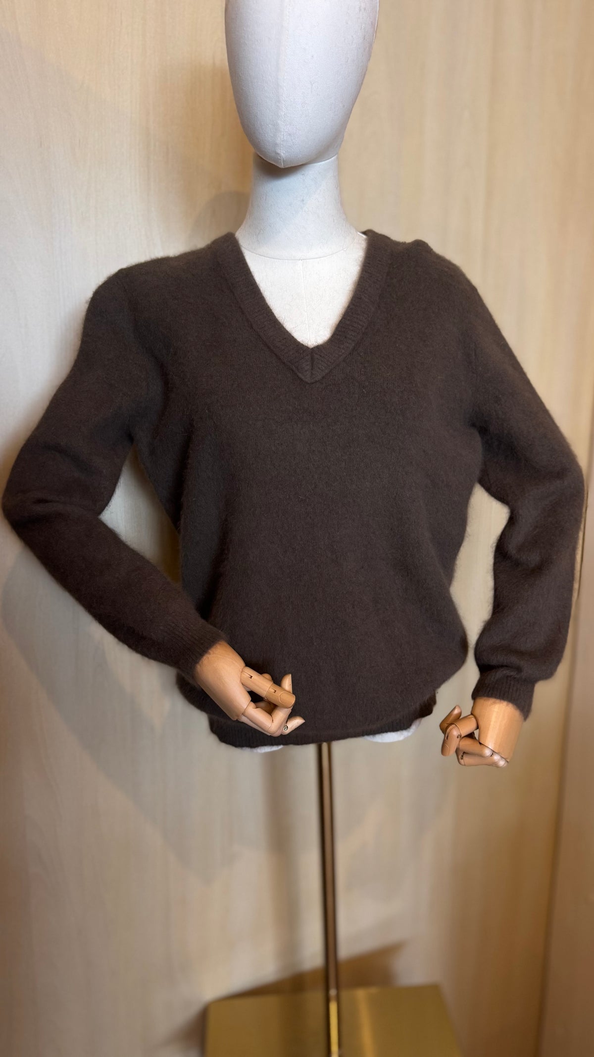 Hochflauschpullover mit V-Ausschnitt in haselnuss