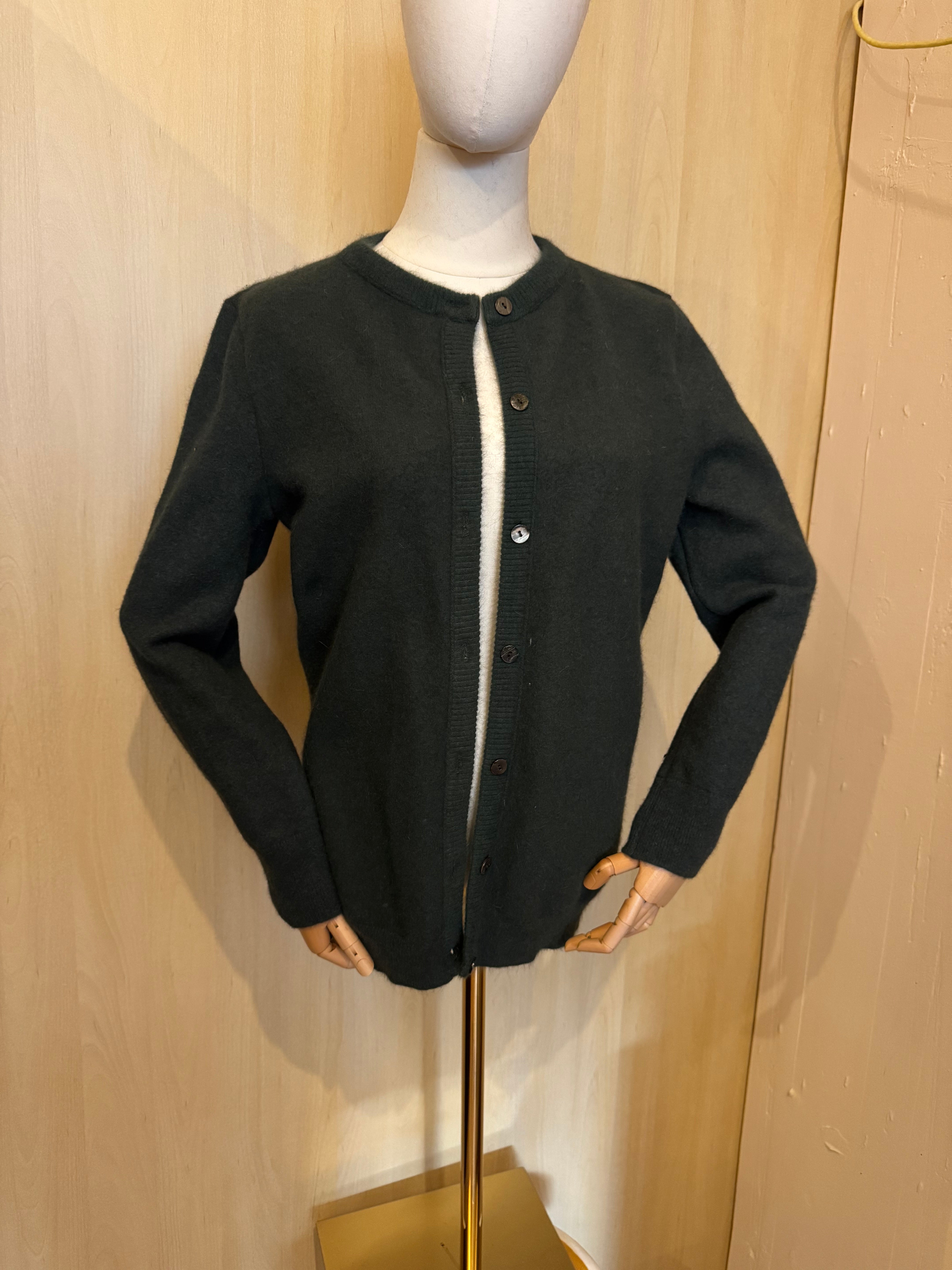 Klassische Strickjacke in Jägergrün mit Knöpfen
