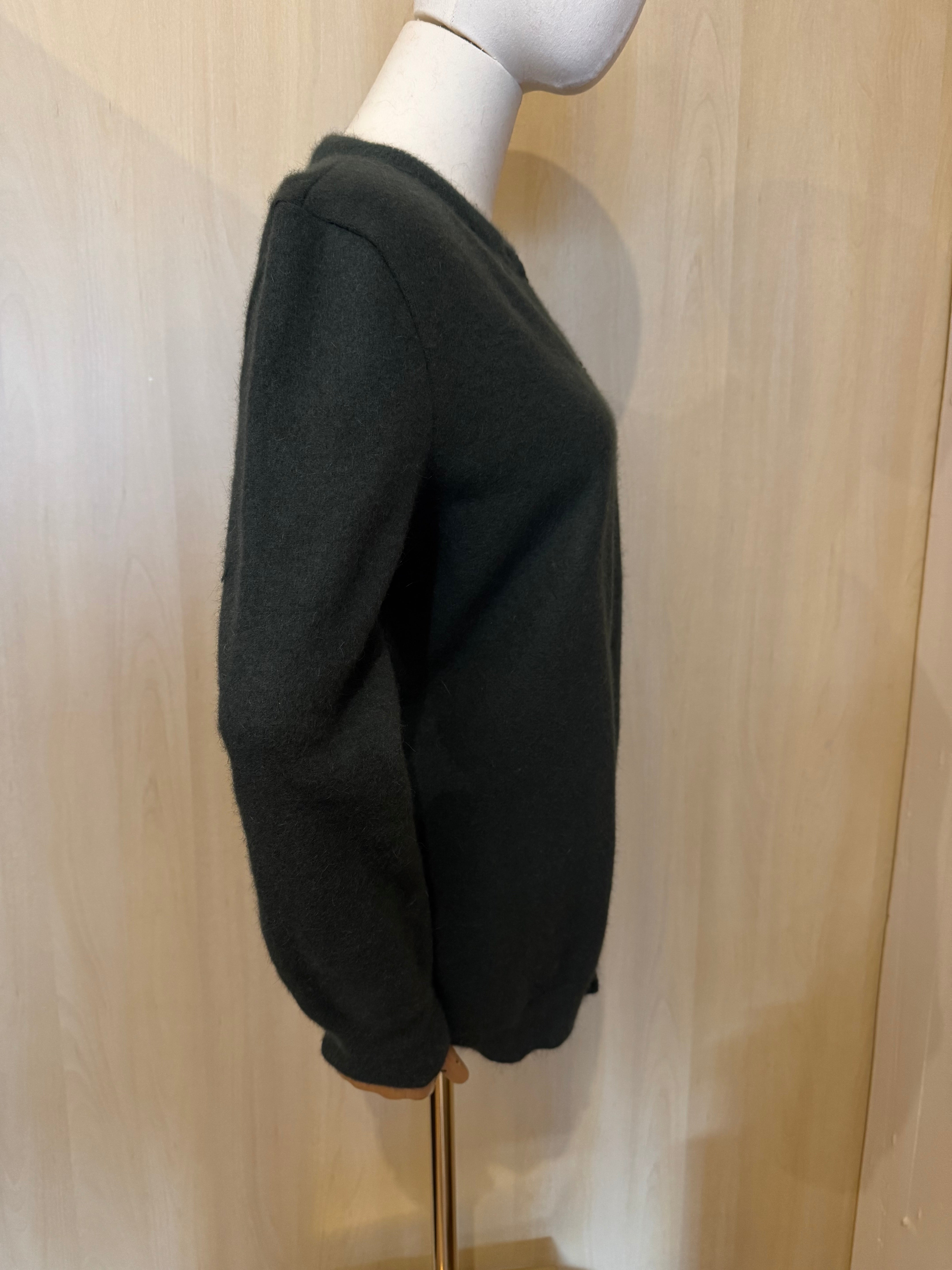 Klassische Strickjacke in Jägergrün mit Knöpfen