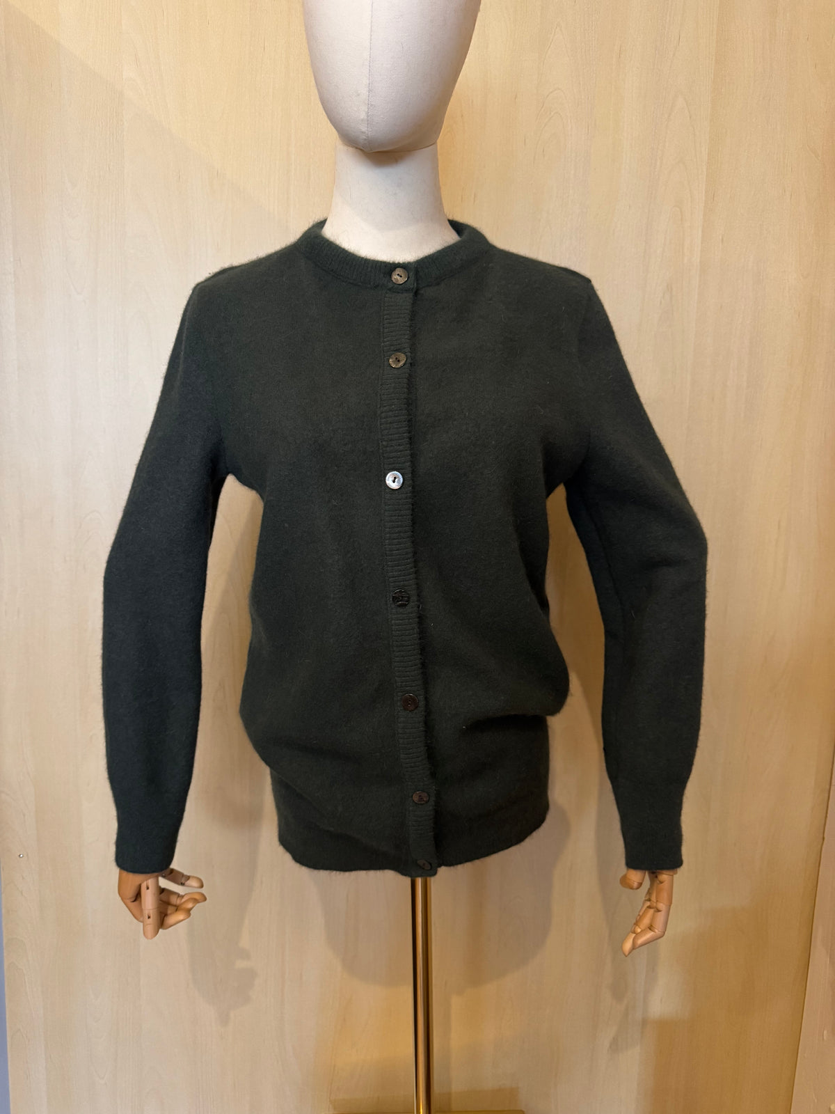 Klassische Strickjacke in Jägergrün mit Knöpfen