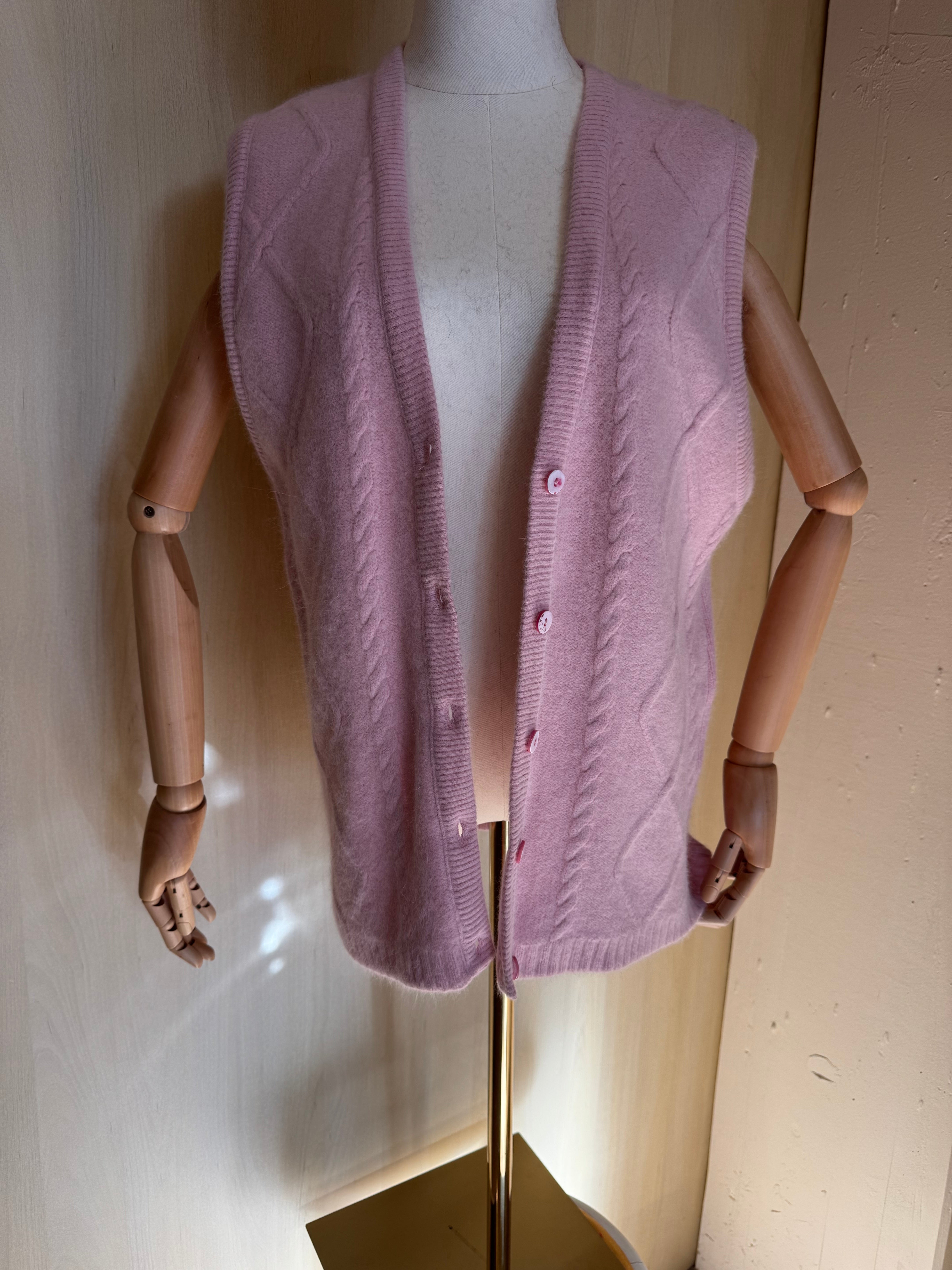 Strickweste mit Knöpfen & Zopfmuster in Rosa