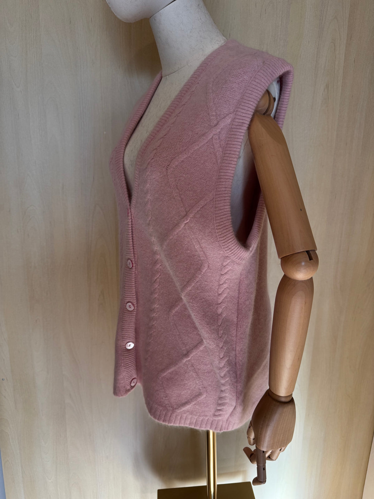 Strickweste mit Knöpfen & Zopfmuster in Rosa