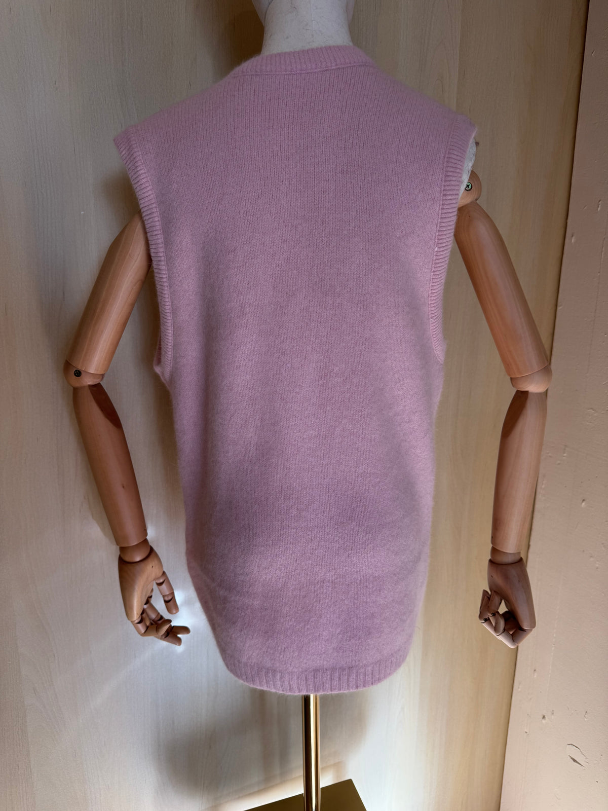 Strickweste mit Knöpfen & Zopfmuster in Rosa