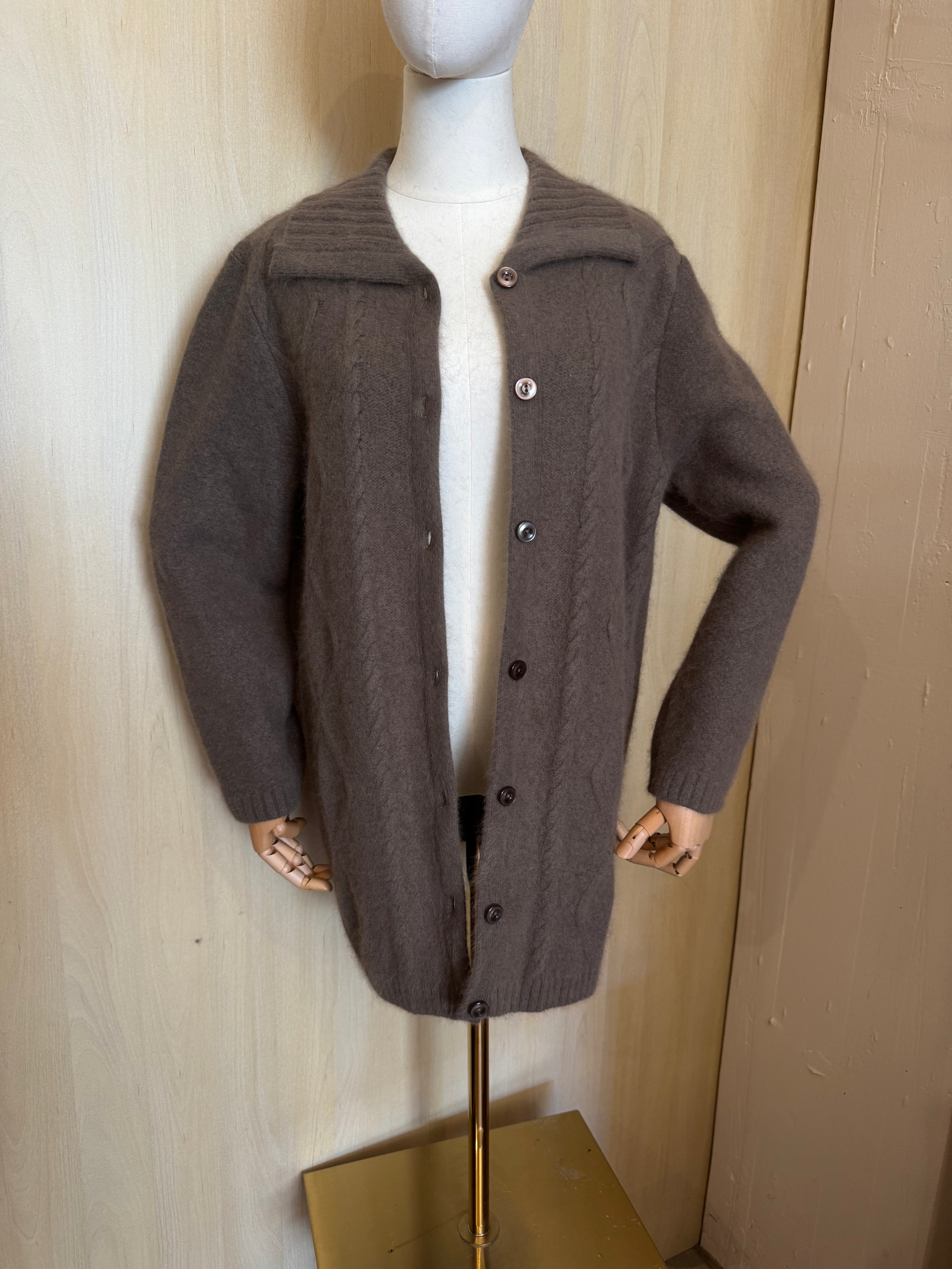 Langer Strickcardigan mit Knöpfen & Kragen in Haselnuss/Braun