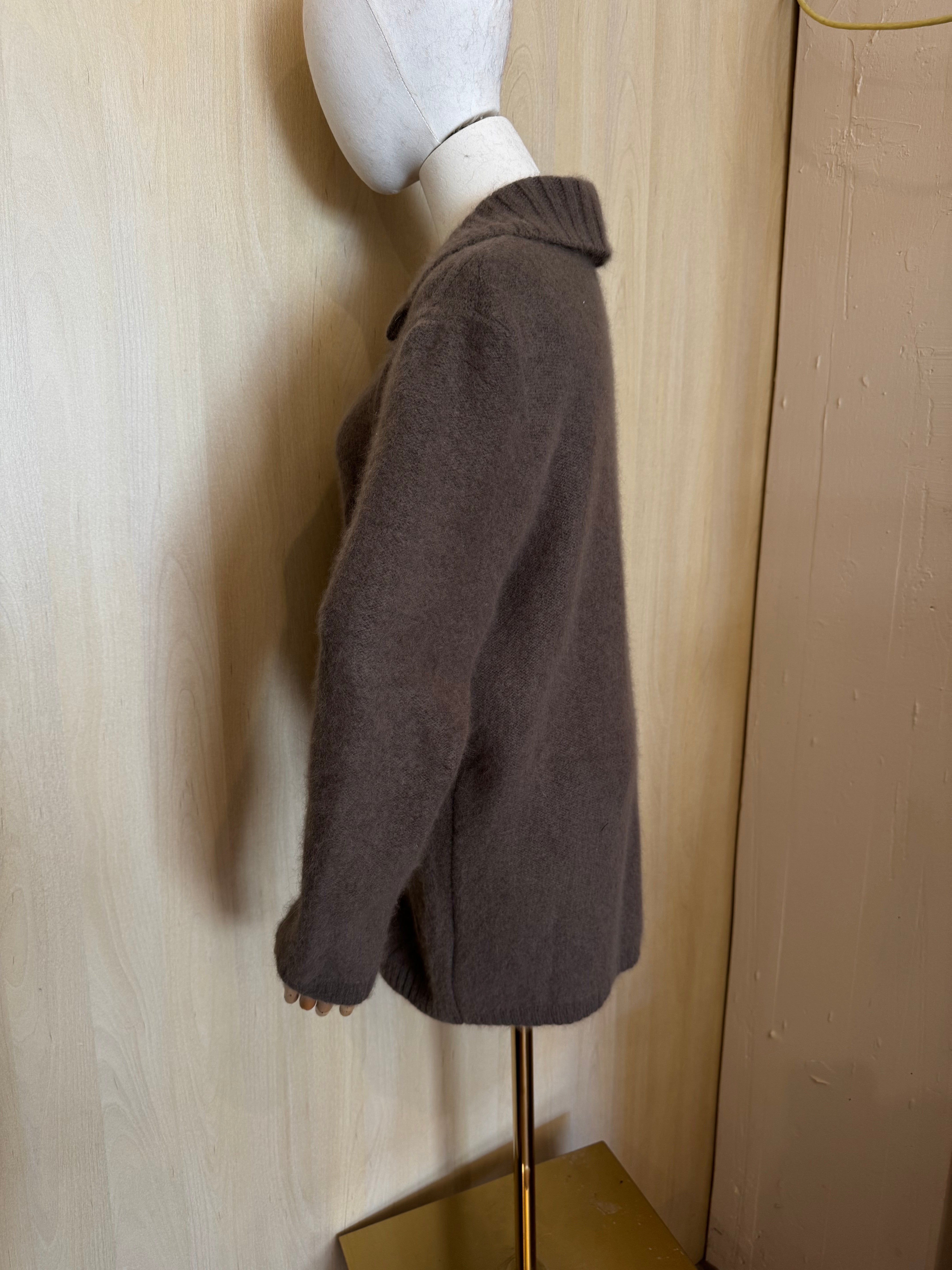 Langer Strickcardigan mit Knöpfen & Kragen in Haselnuss/Braun