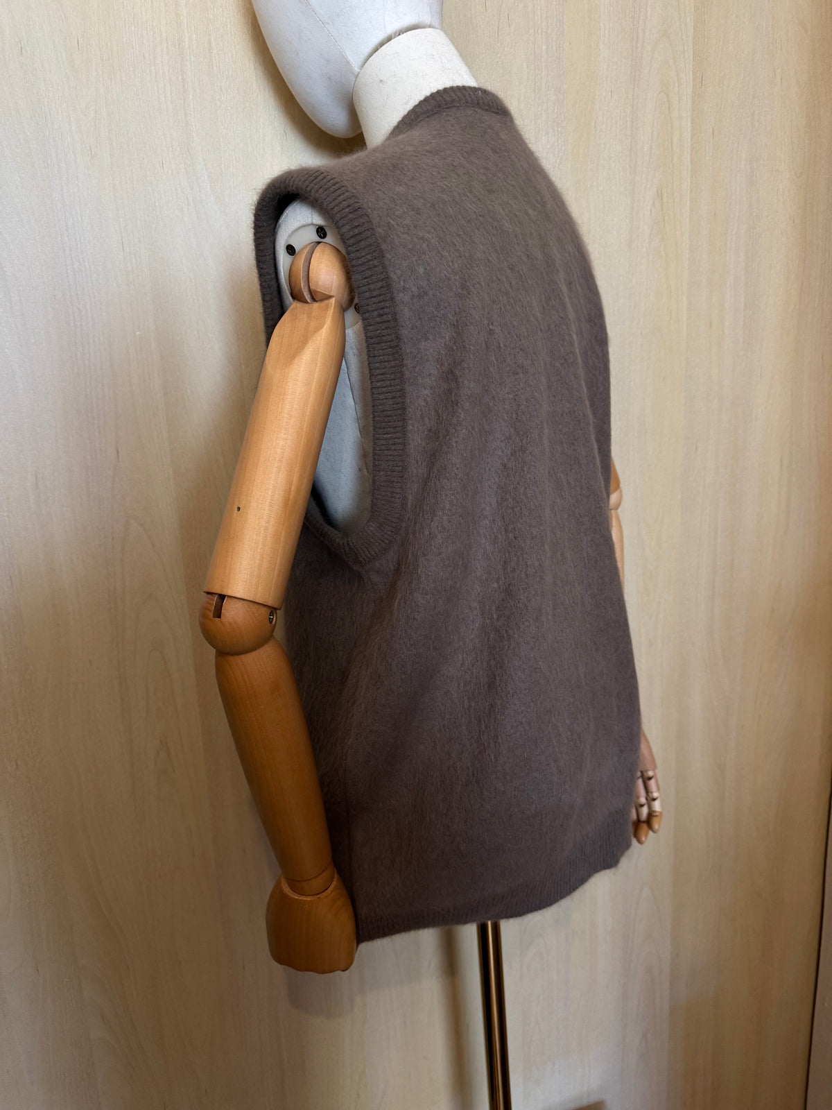 Klassische Strickweste in Muskat/Braun mit V-Ausschnitt