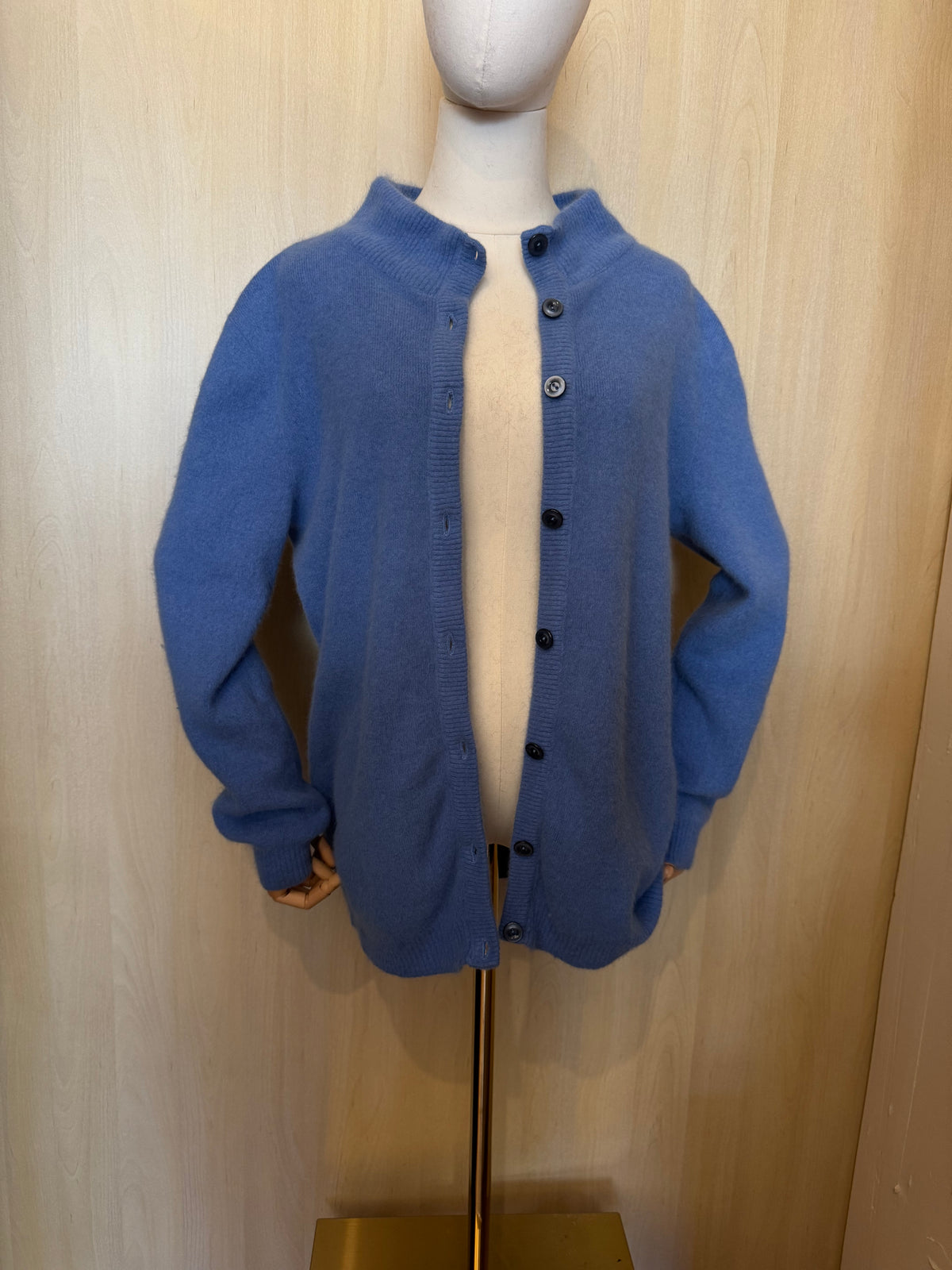 Klassischer Strickcardigan in Jeansblau mit Stehkragen