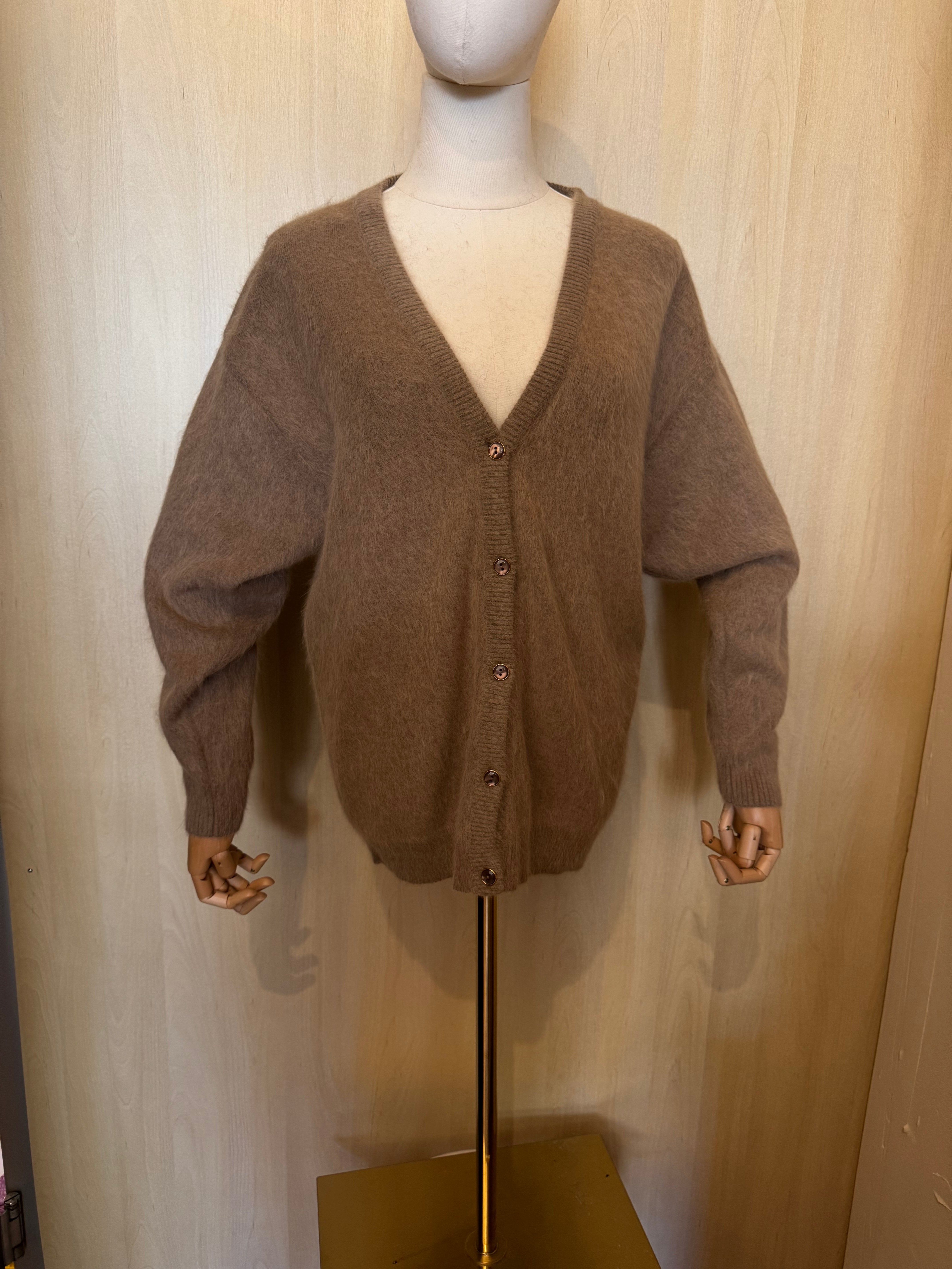Kuscheliger Strickcardigan mit V-Ausschnitt in Haselnuss/Braun