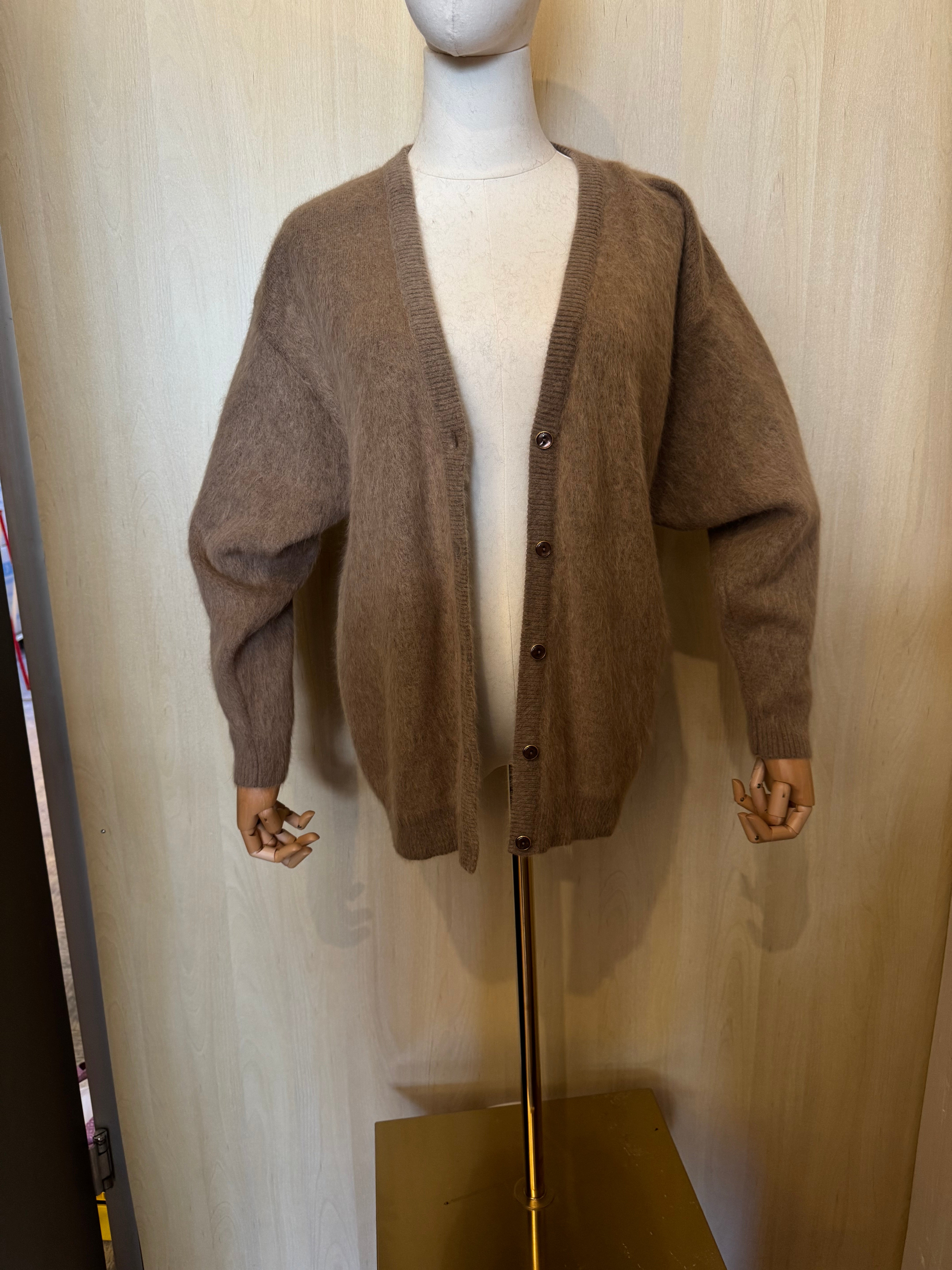 Kuscheliger Strickcardigan mit V-Ausschnitt in Haselnuss/Braun