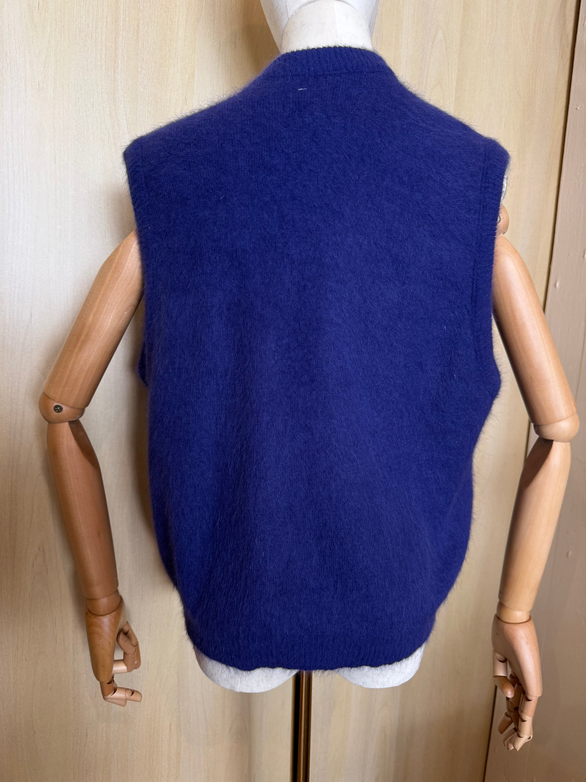 Klassische Strickweste mit Knöpfen & V-Ausschnitt in Aubergine