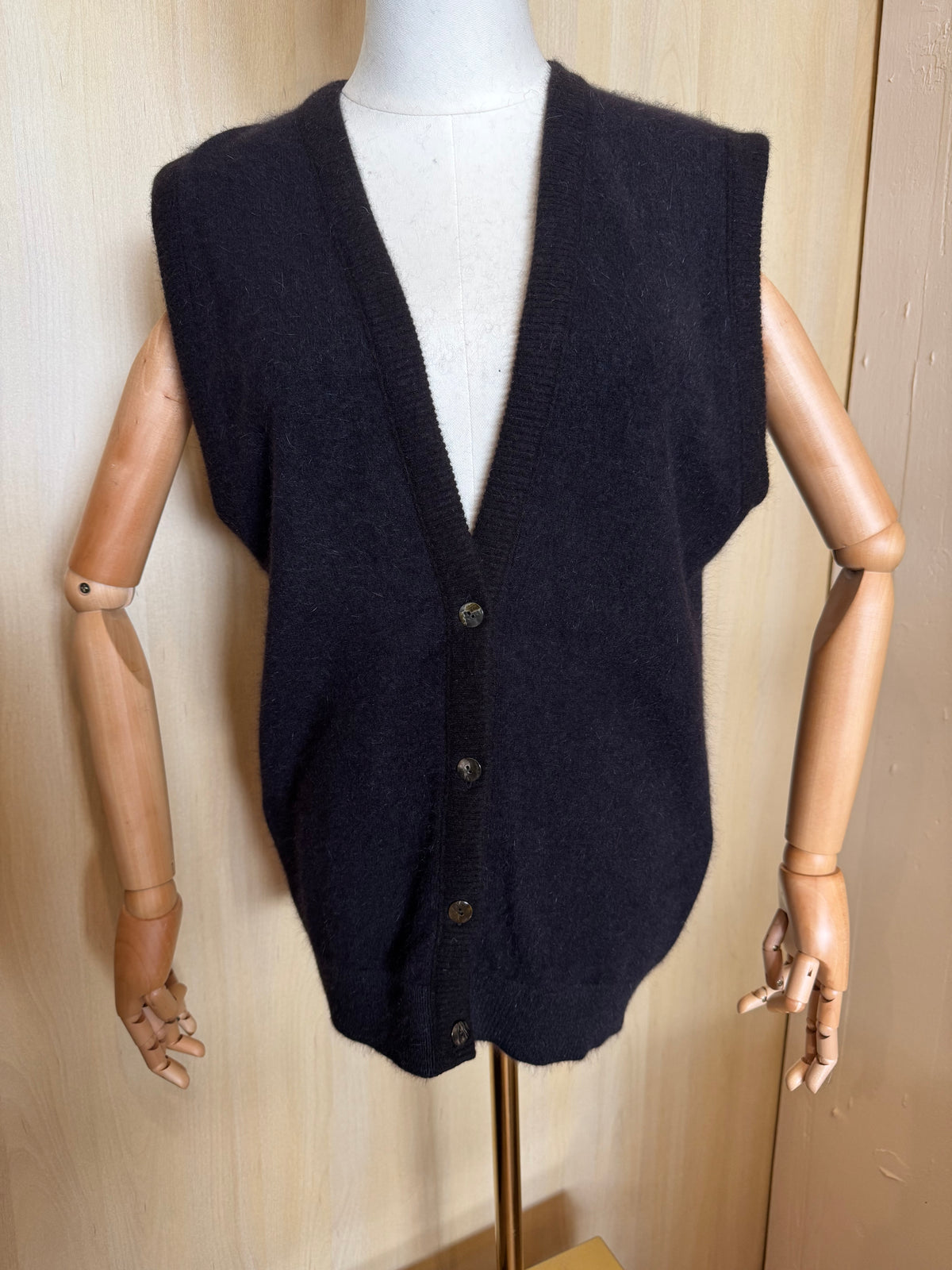 Klassische Strickweste mit Knöpfen & V-Ausschnitt in Schwarz
