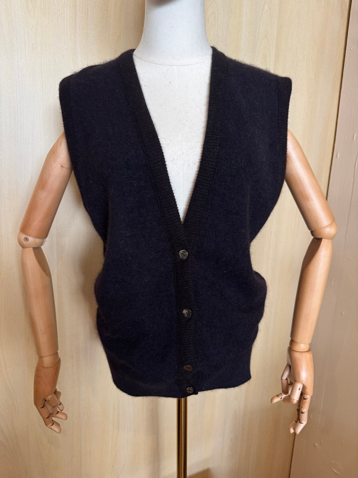 Klassische Strickweste mit Knöpfen & V-Ausschnitt in Schwarz