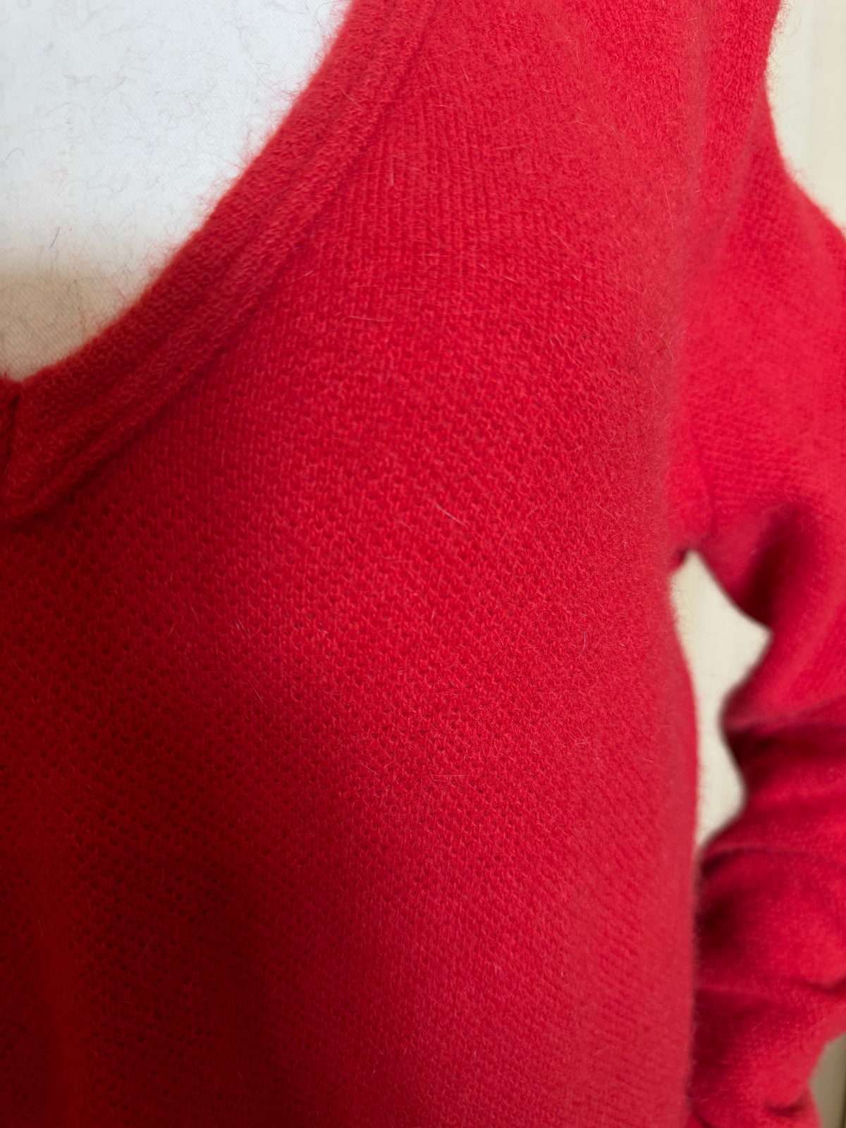 Klassischer Feinstrick-Pullover in Rot mit V-Ausschnitt & Waffelmuster-Optik