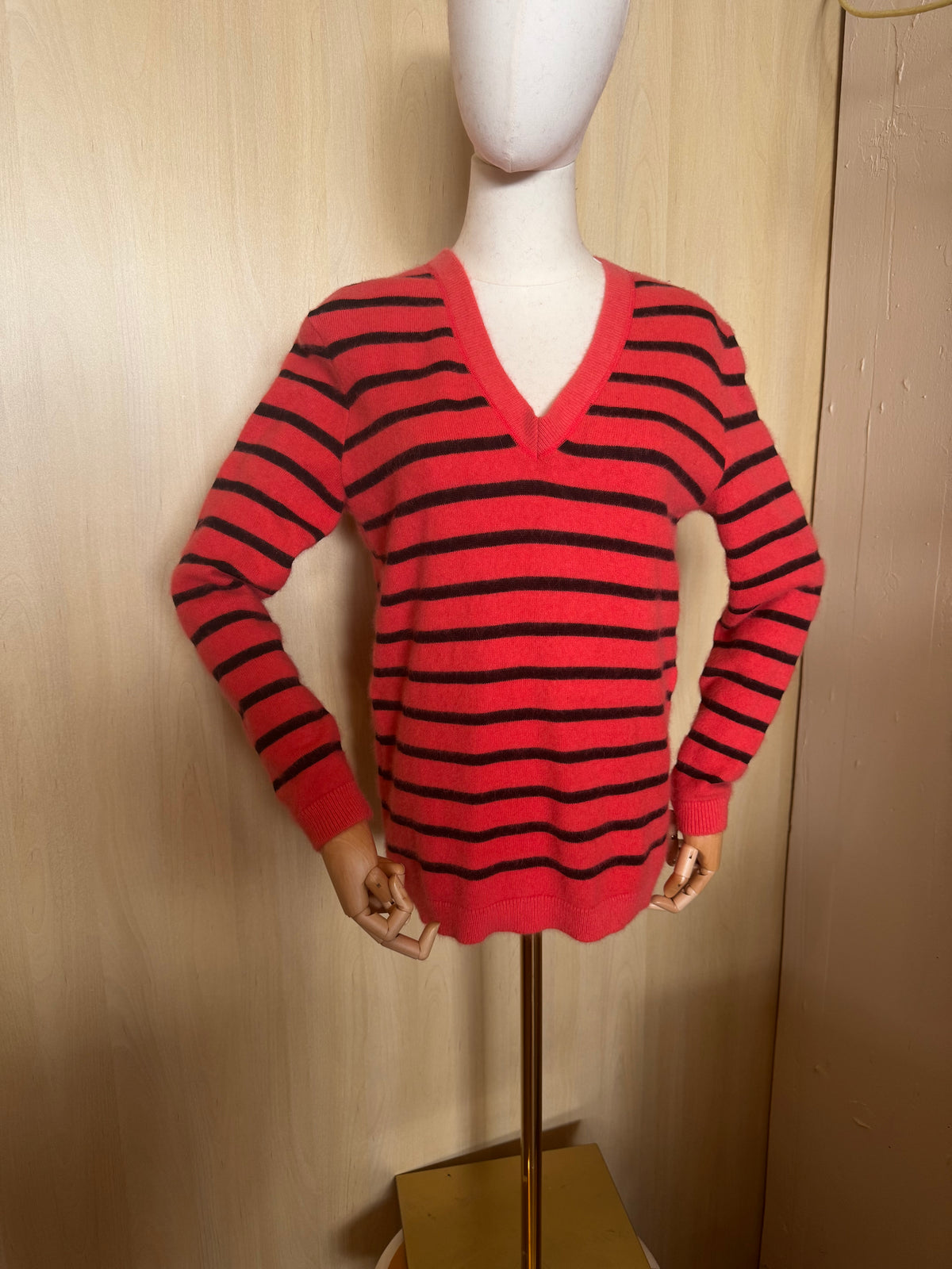 Gestreifter Strickpullover mit V-Ausschnitt in Koralle / Schwarz