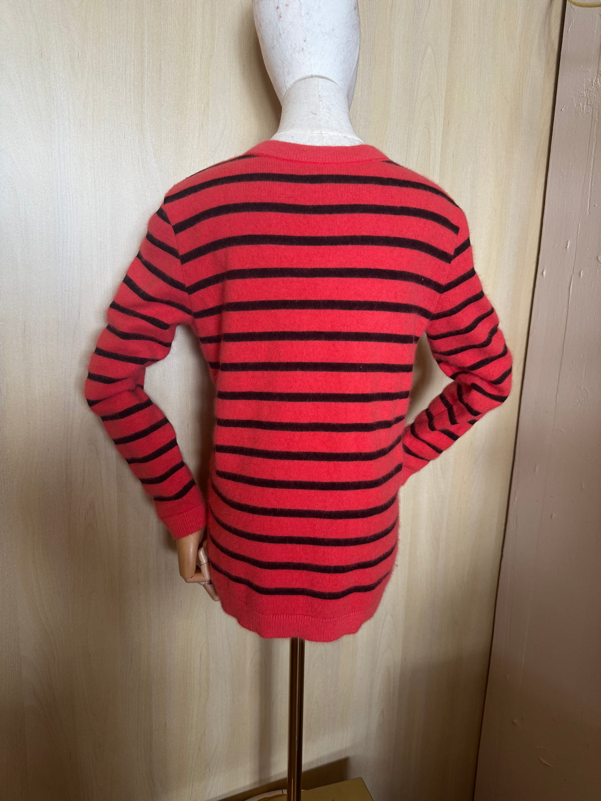 Gestreifter Strickpullover mit V-Ausschnitt in Koralle / Schwarz