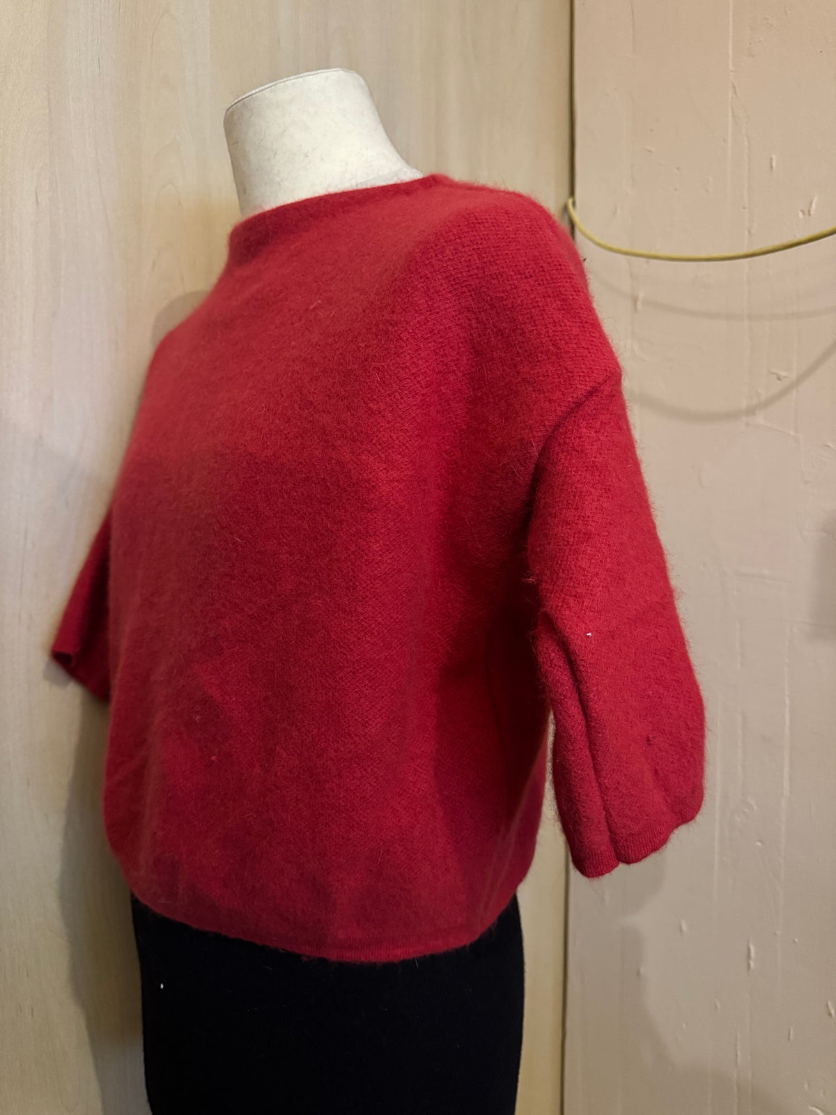 Eleganter Kurzpullover mit U-Boot-Ausschnitt und 3/4-Ärmeln in Rot